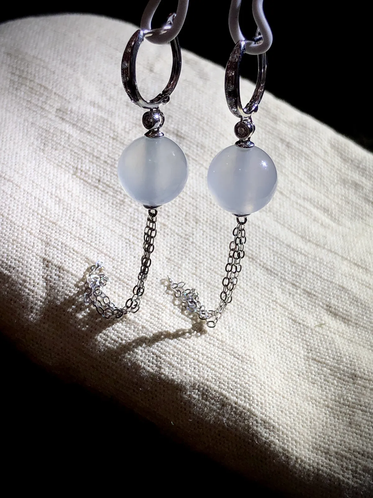 白冰珠子耳坠，直径9.8mm，
18K金，南非钻