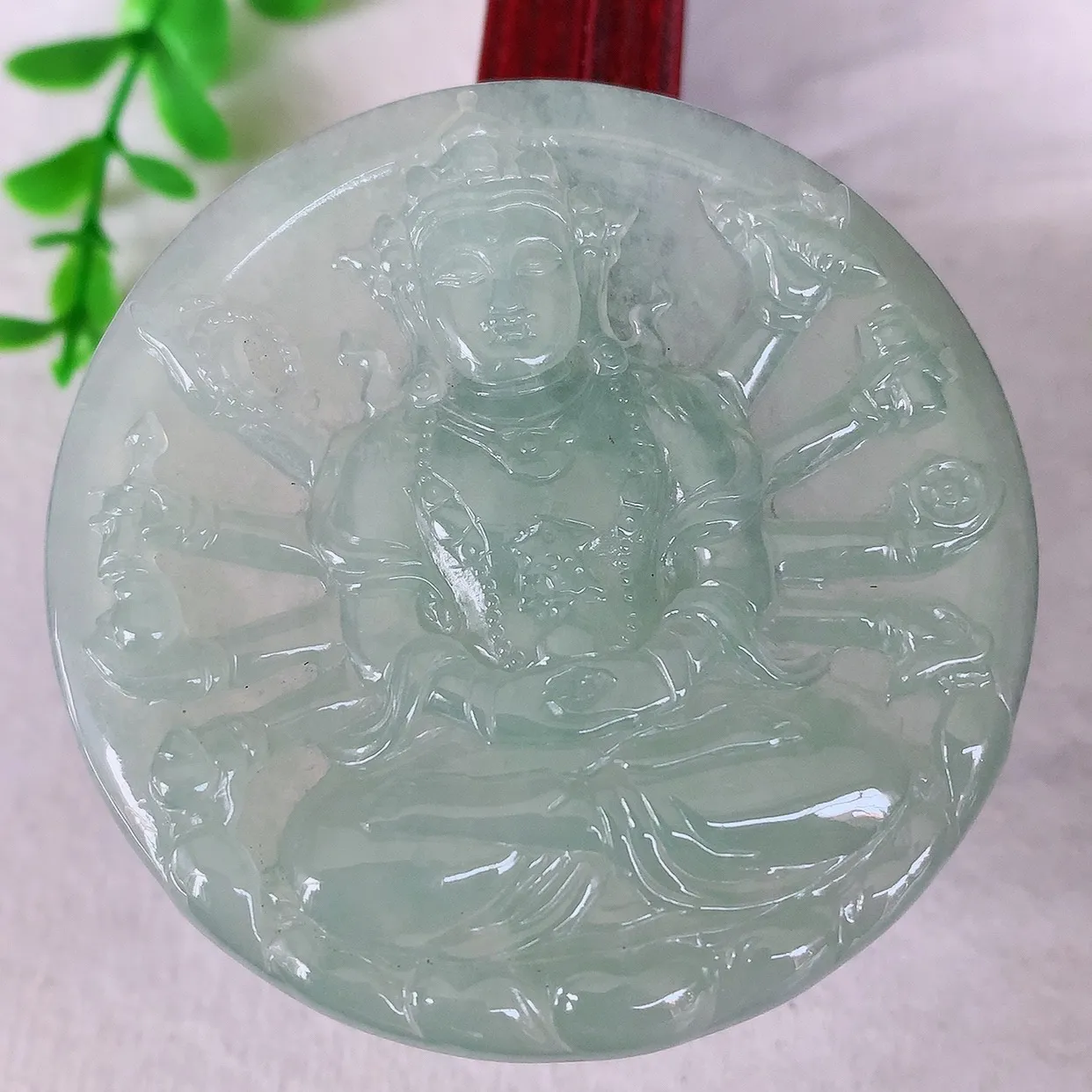 自然光实拍，冰种翡翠千手观音吊坠，赐福翡翠观音，翠色迷人，观音面相端庄， 佩戴时尚出众！#89.15
