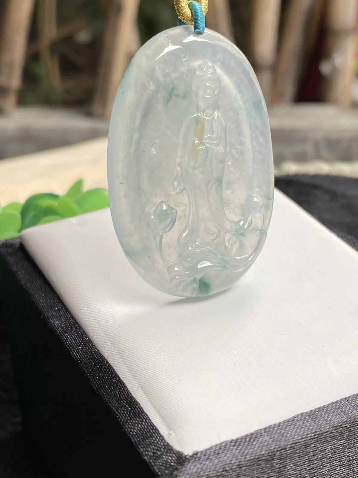 推荐【高冰飘花观音】飘雪花️棉，无纹裂，冰透细腻，起光，正蓝花，衣襟处带黄金，超美的意境，超