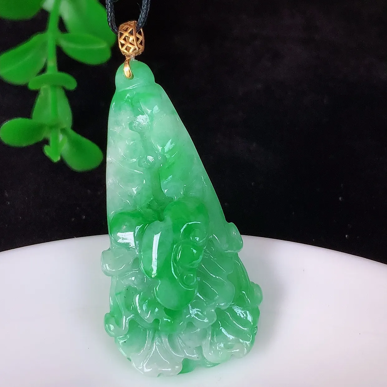自然光实拍，18K金镶嵌冰润冰糯种飘阳绿翡翠招百财白菜吊坠，百财聚来，财源滚滚，色泽鲜艳，精工水润的白菜，性价比高！#1.15整体43.8* 裸石38*19.5*11
