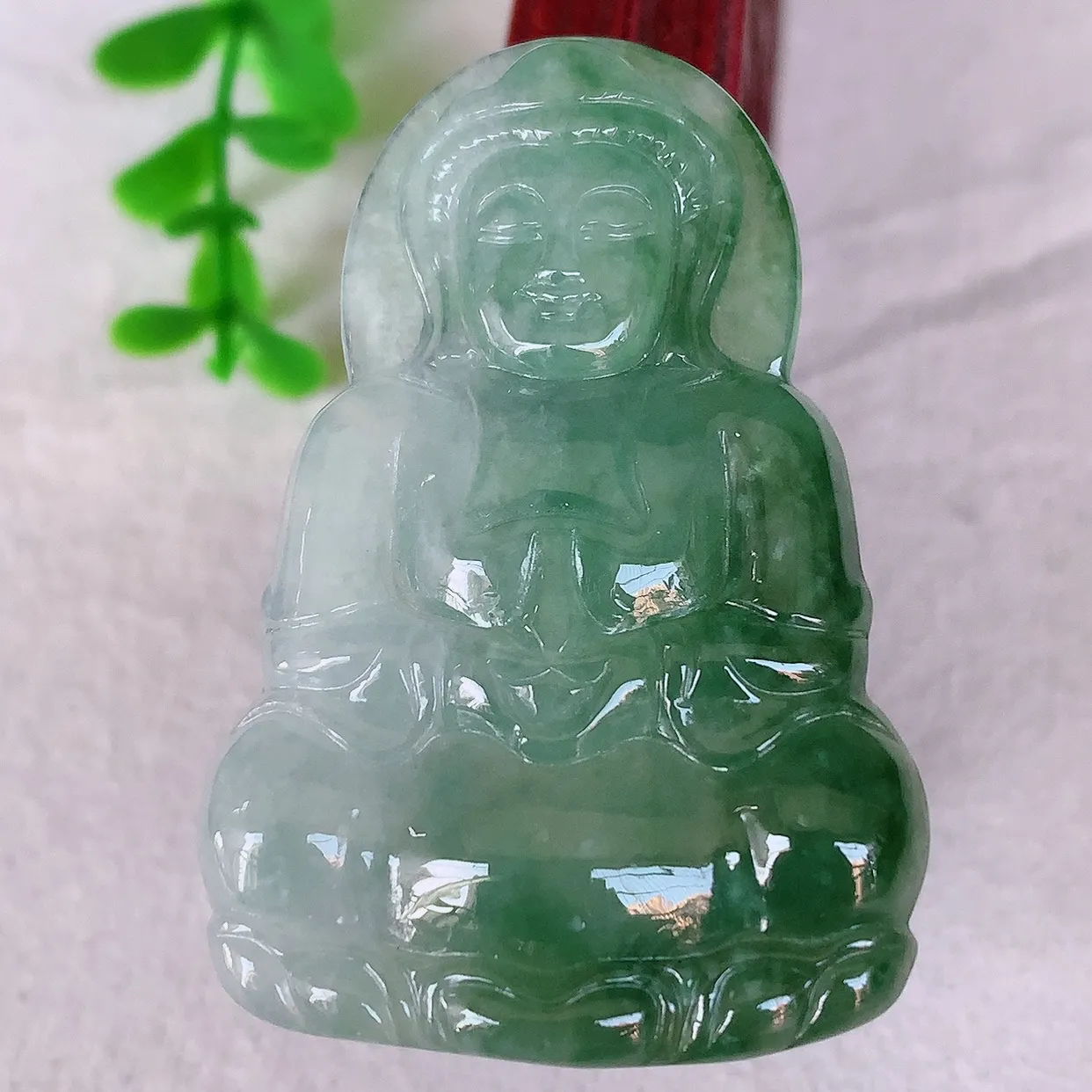 自然光实拍，冰飘绿翡翠观音吊坠，赐福翡翠观音，翠色迷人，观音面相端庄， 佩戴时尚出众！#46.15