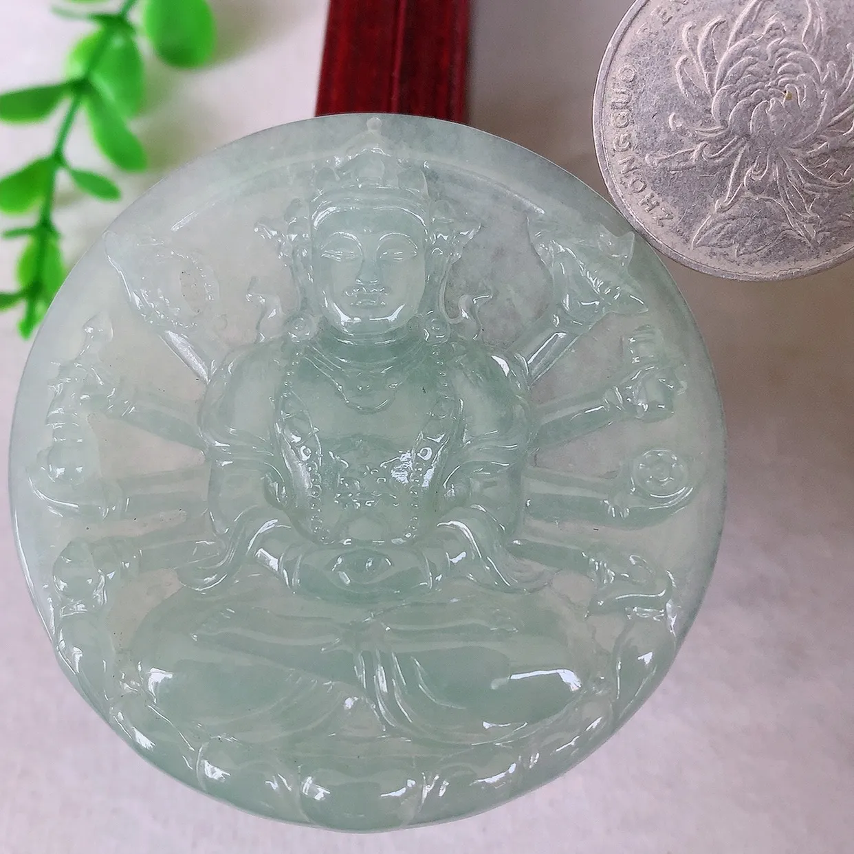 自然光实拍，冰种翡翠千手观音吊坠，赐福翡翠观音，翠色迷人，观音面相端庄， 佩戴时尚出众！#89.15