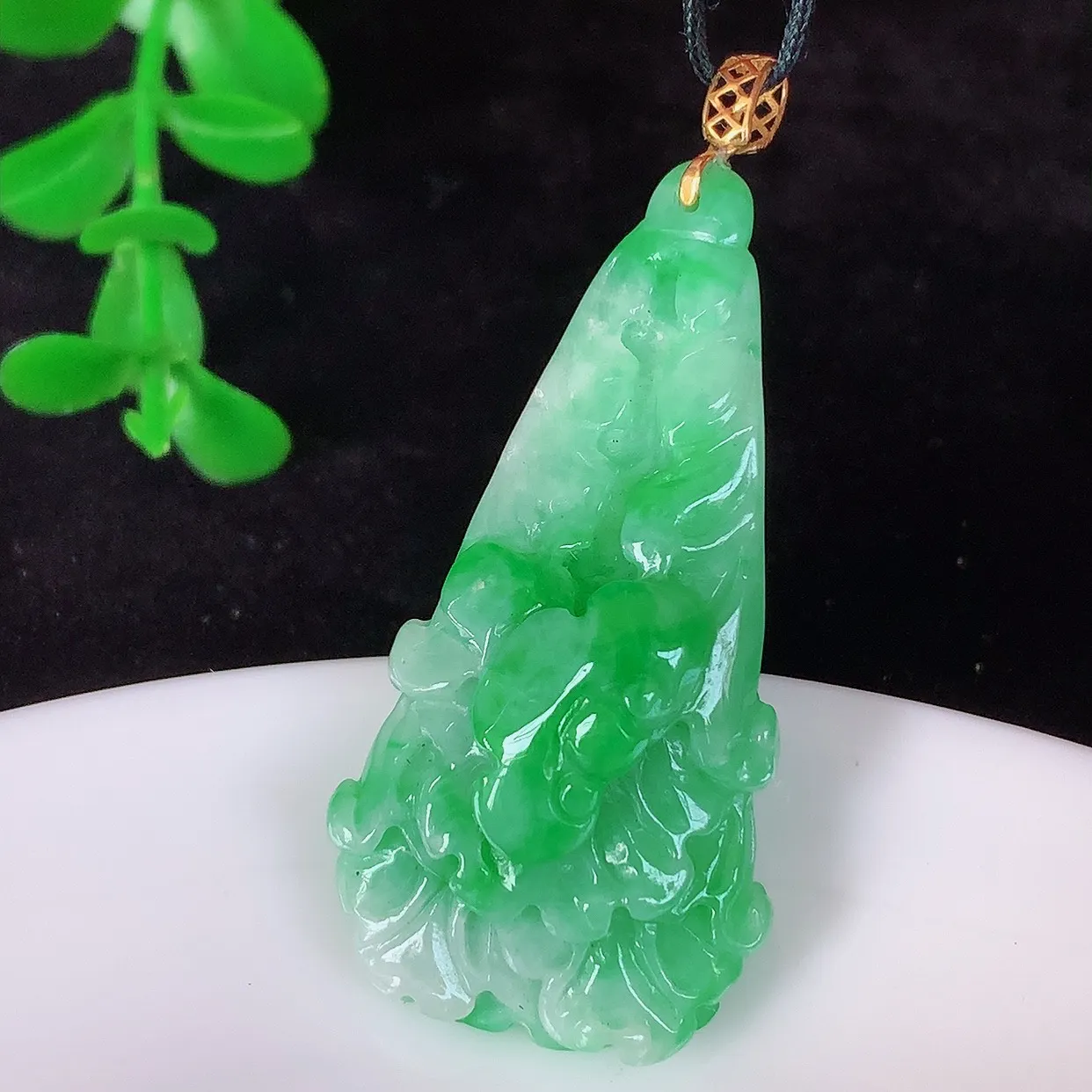 自然光实拍，18K金镶嵌冰润冰糯种飘阳绿翡翠招百财白菜吊坠，百财聚来，财源滚滚，色泽鲜艳，精工水润的白菜，性价比高！#1.15整体43.8* 裸石38*19.5*11