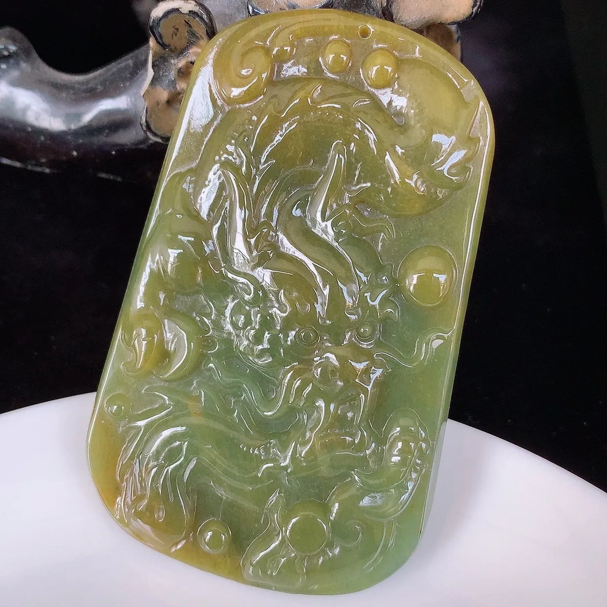 自然光实拍，冰糯种黄翡翡翠精雕龙腾盛世、龙牌吊坠，种水好，雕工立体精致，佩戴霸气时尚！#07.15