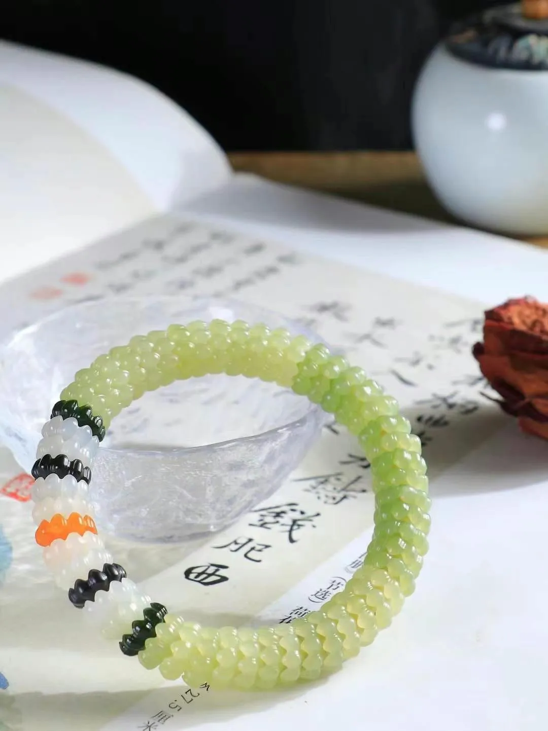 【莲花.手串】

精品和田玉多宝莲花手串，器形优雅，小巧精致，翠色浓郁，玉质细腻油润、手感上佳，颗颗精雕莲花，将荷花出淤泥而不染，濯清涟而不妖的气韵，刻画的淋漓尽致。尺寸取一6-12.5mm，重53.5克 FDL-36401920