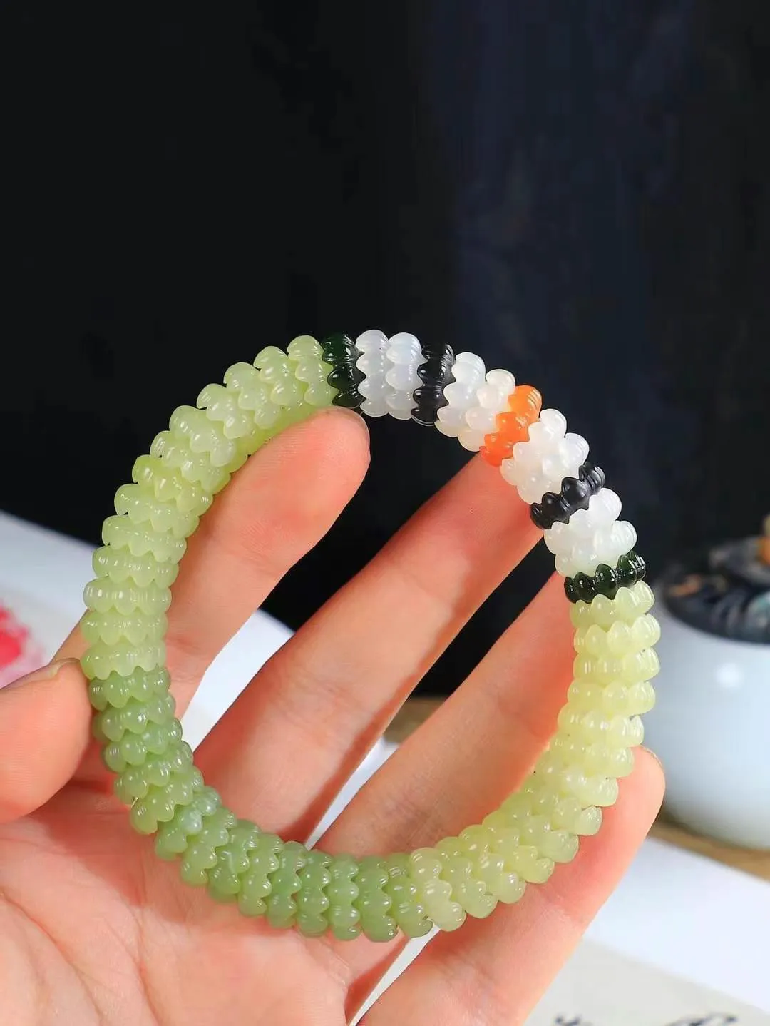 【莲花.手串】

精品和田玉多宝莲花手串，器形优雅，小巧精致，翠色浓郁，玉质细腻油润、手感上佳，颗颗精雕莲花，将荷花出淤泥而不染，濯清涟而不妖的气韵，刻画的淋漓尽致。尺寸取一6-12.5mm，重53.5克 FDL-36401920