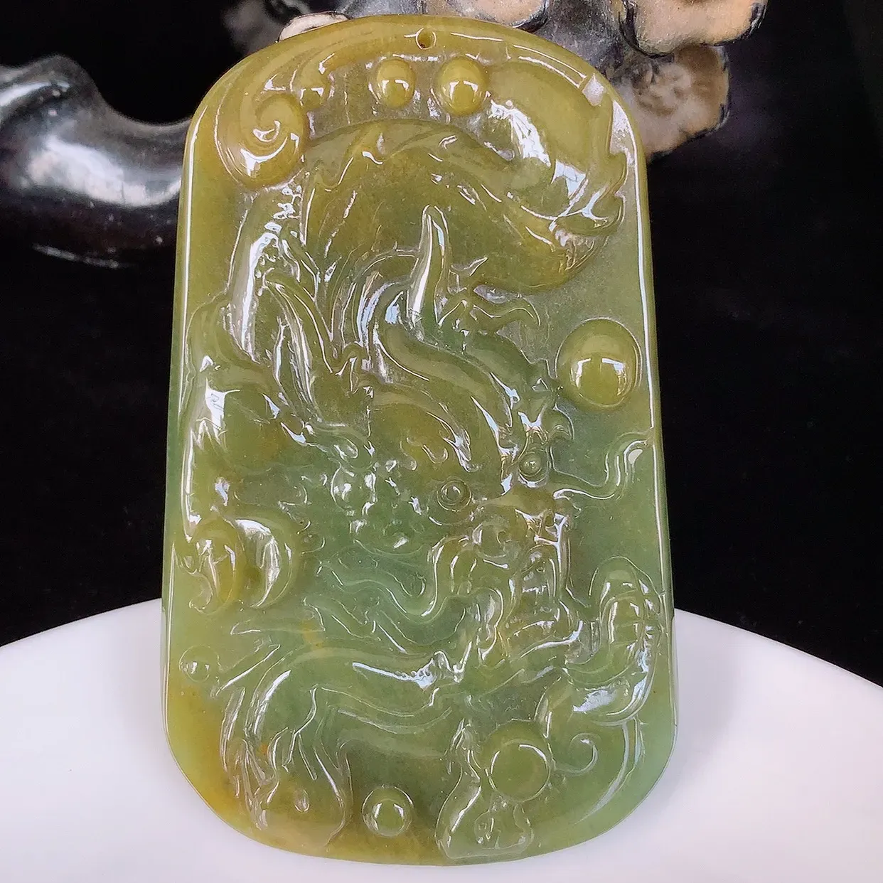 自然光实拍，冰糯种黄翡翡翠精雕龙腾盛世、龙牌吊坠，种水好，雕工立体精致，佩戴霸气时尚！#07.15