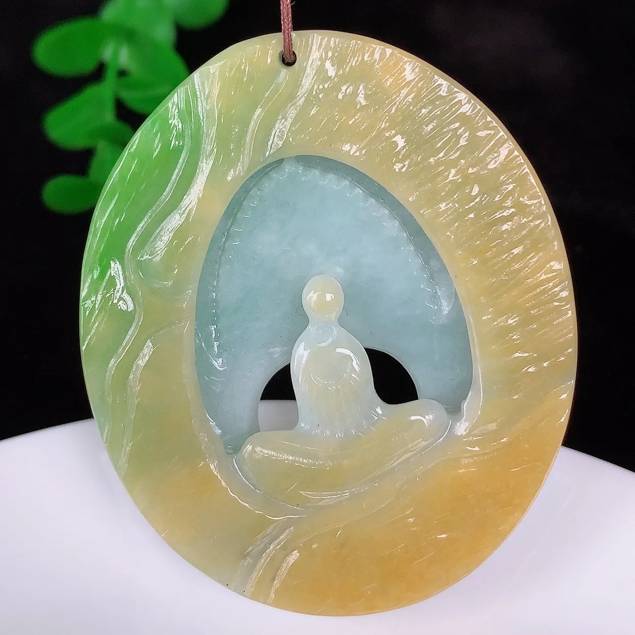 自然光实拍，冰润冰糯种双彩黄加绿翡翠悟道吊坠，翡翠悟道寓意“祥和，安宁，吉祥，幸福”，佩戴效果优雅迷人，性价比超高！#60.17