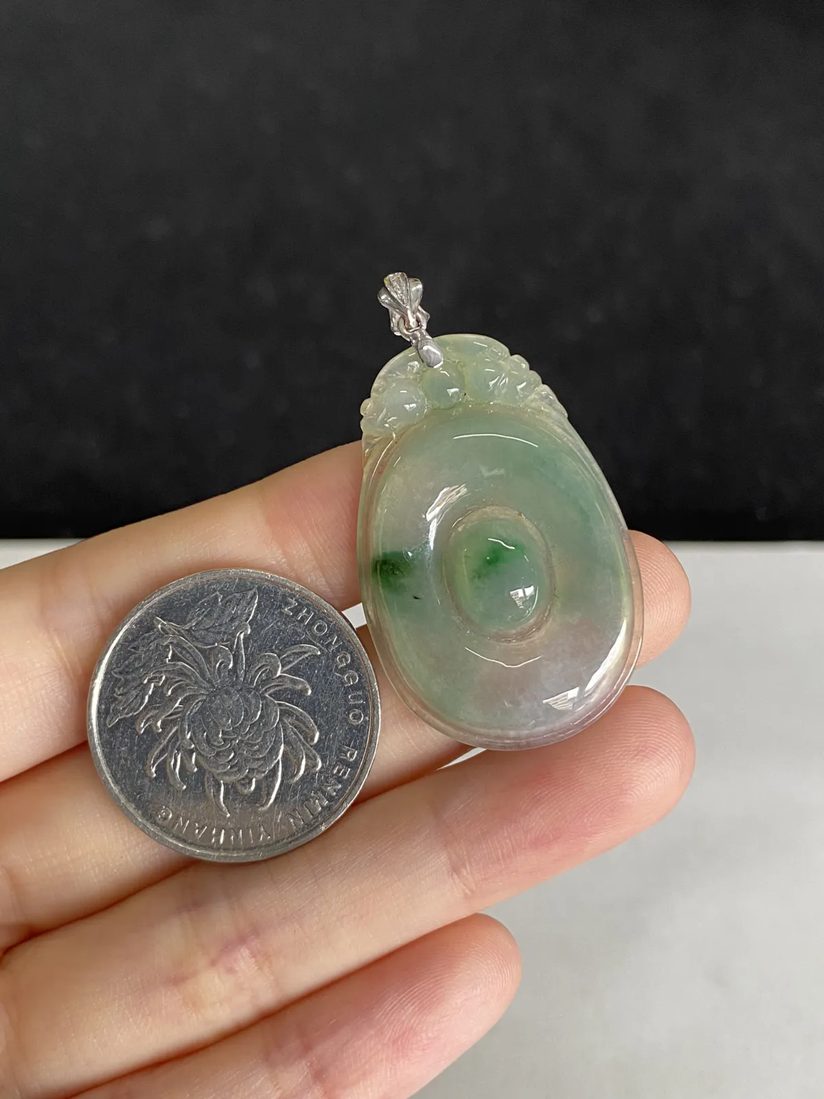 翡翠冰糯种飘绿吊坠，伴钻石