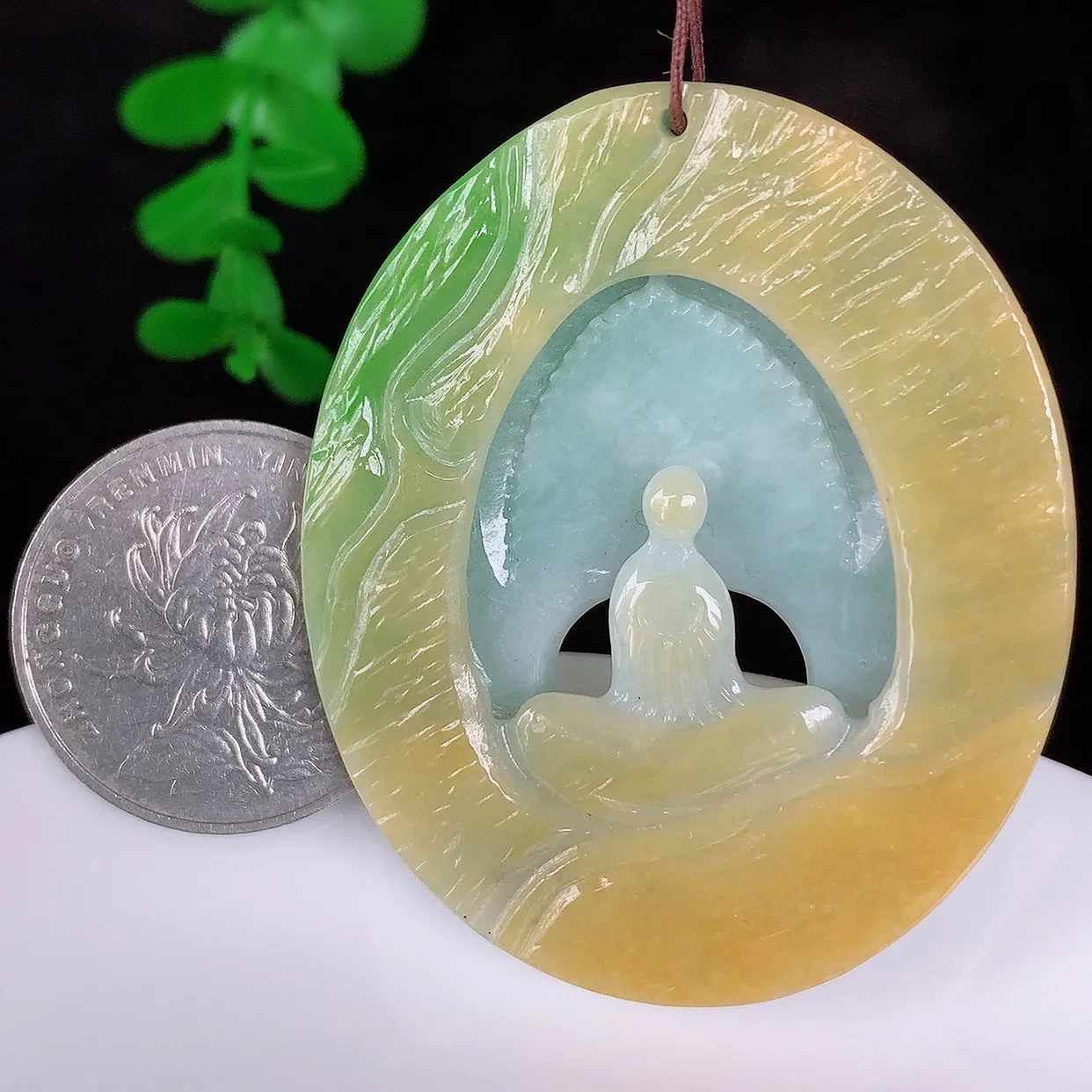 自然光实拍，冰润冰糯种双彩黄加绿翡翠悟道吊坠，翡翠悟道寓意“祥和，安宁，吉祥，幸福”，佩戴效果优雅迷人，性价比超高！#60.17