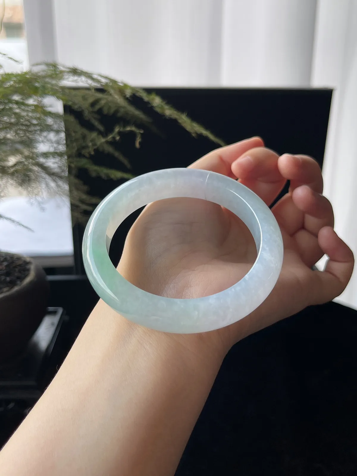 正圈56.8圈口，翡翠冰糯种淡绿色手镯