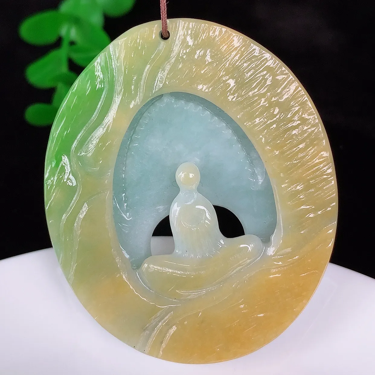 自然光实拍，冰润冰糯种双彩黄加绿翡翠悟道吊坠，翡翠悟道寓意“祥和，安宁，吉祥，幸福”，佩戴效果优雅迷人，性价比超高！#60.17