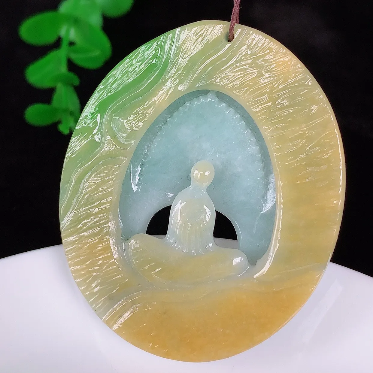 自然光实拍，冰润冰糯种双彩黄加绿翡翠悟道吊坠，翡翠悟道寓意“祥和，安宁，吉祥，幸福”，佩戴效果优雅迷人，性价比超高！#60.17