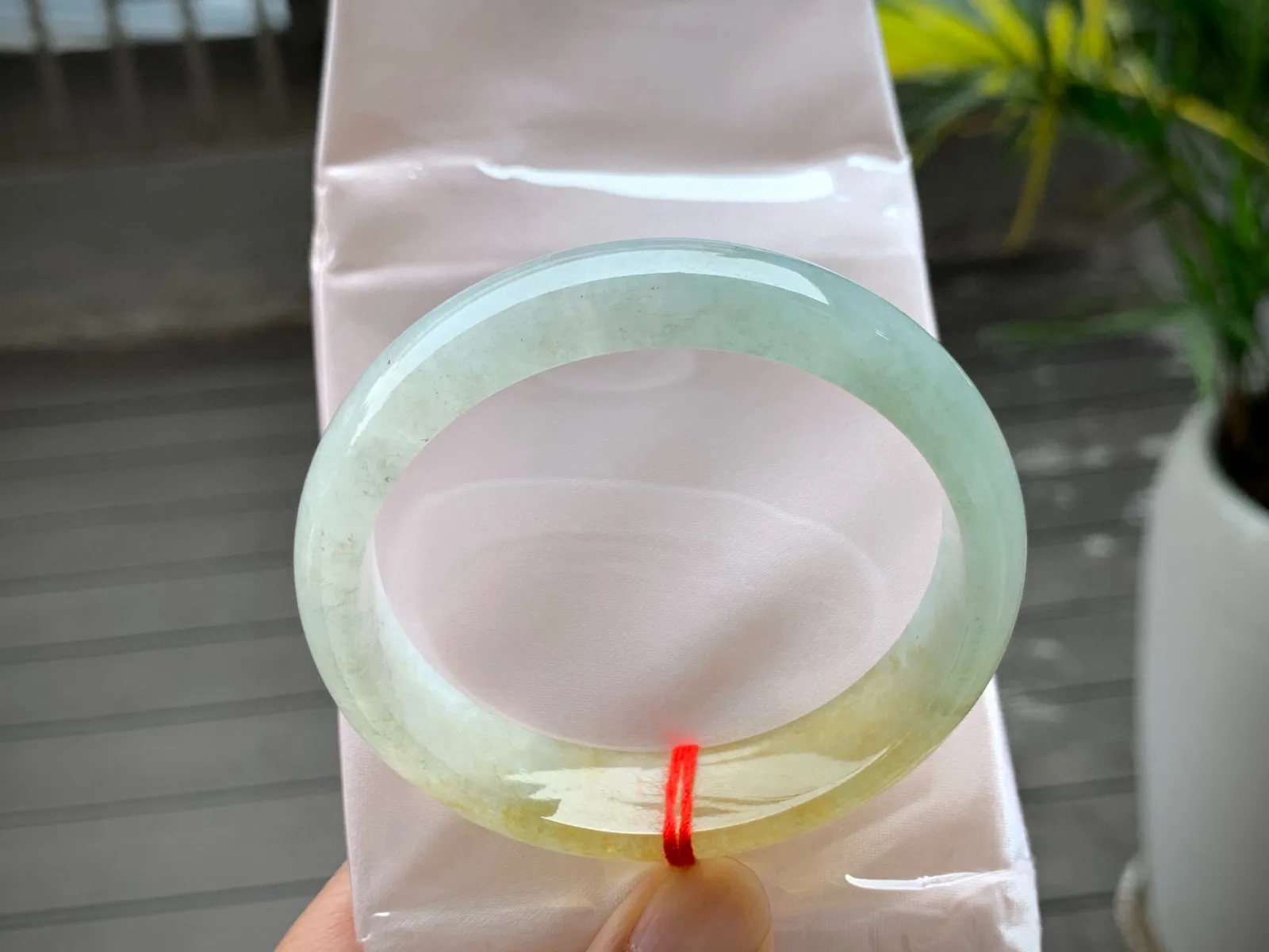  . 58-14-7.5mm
冰黄翡手镯，种老水佳，特色的一枚，颜色鲜艳，上手优秀，实物美丽哦，性价比也超级不错～