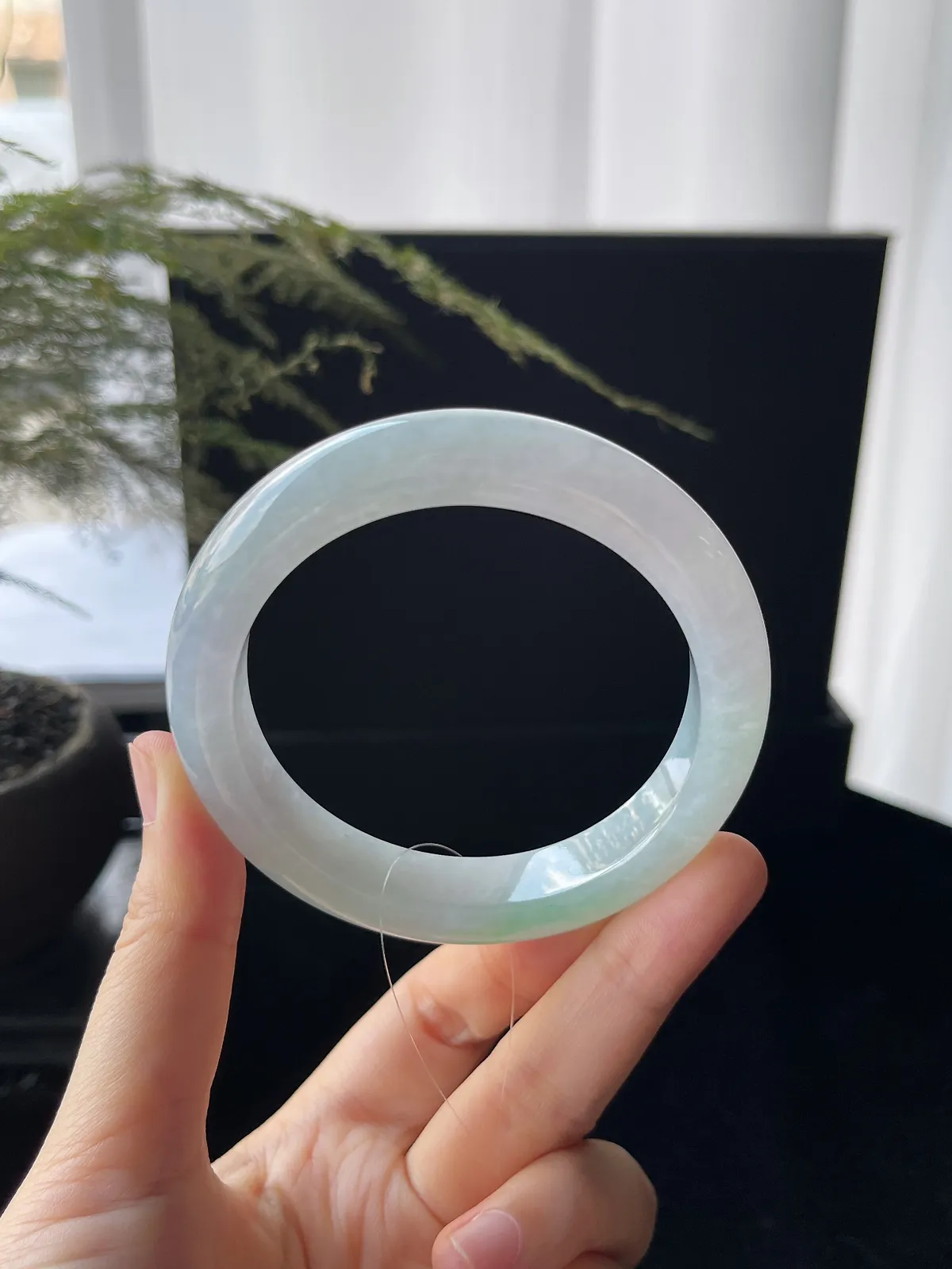 正圈56.8圈口，翡翠冰糯种淡绿色手镯