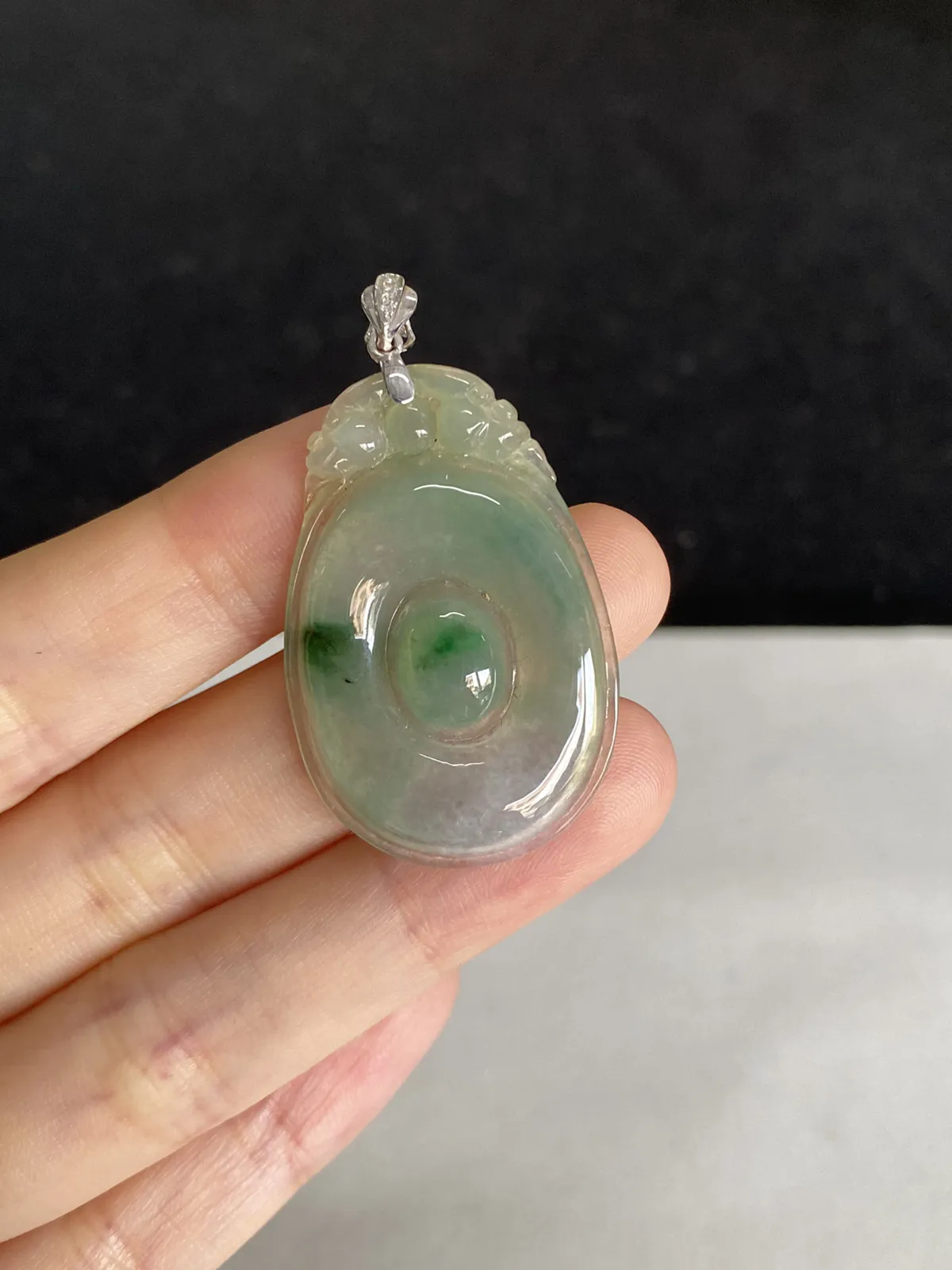 翡翠冰糯种飘绿吊坠，伴钻石
