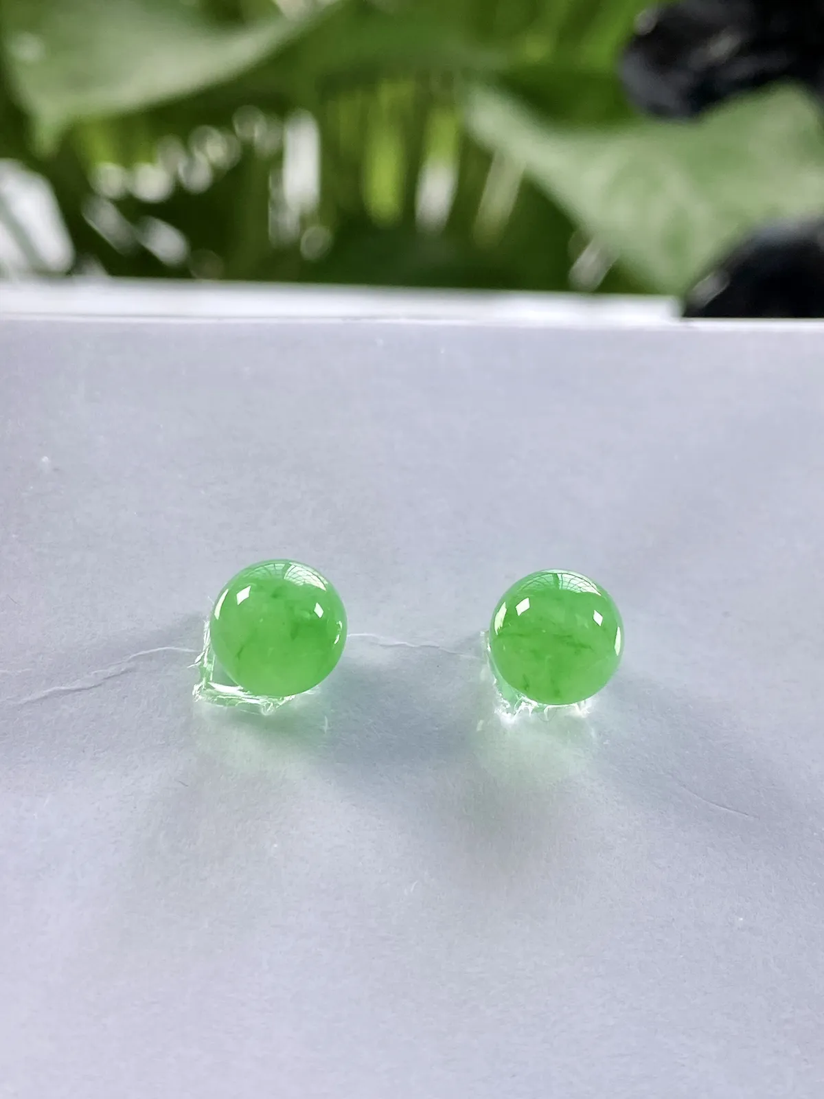 缅甸天然翡翠A货，卡7高冰种起光起胶满绿冰阳绿圆珠一对镶嵌件，尺寸：7mm/2颗，重量：3.41g（