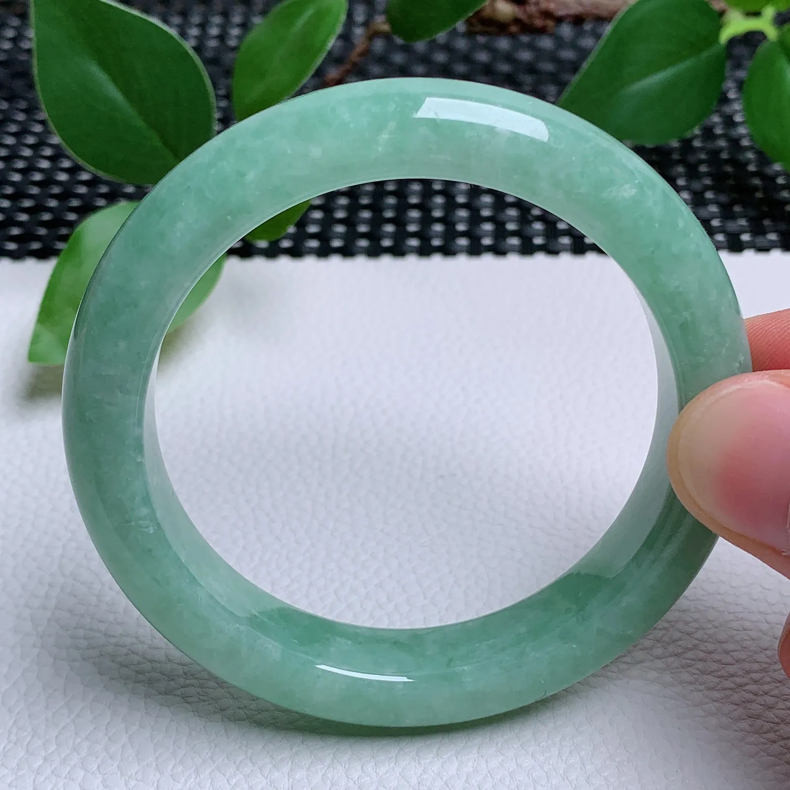 天然翡翠圈口55-56老坑满绿手镯 玉质细腻 种水好 尺寸：55.7-11.6-8.9mm  M77