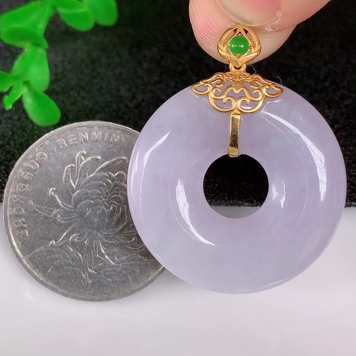自然光实拍，18K金镶嵌水润冰糯种紫罗兰翡翠平安扣吊坠，翡翠平安扣，冰润光泽，寓意平平安安，平安扣佩戴时尚漂亮！#72.19整体33*27*6.5裸石27*27