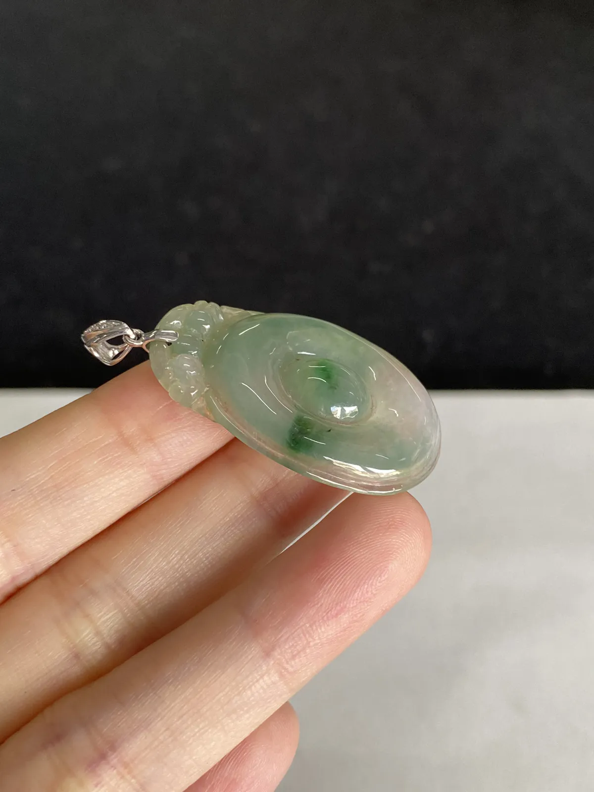 翡翠冰糯种飘绿吊坠，伴钻石