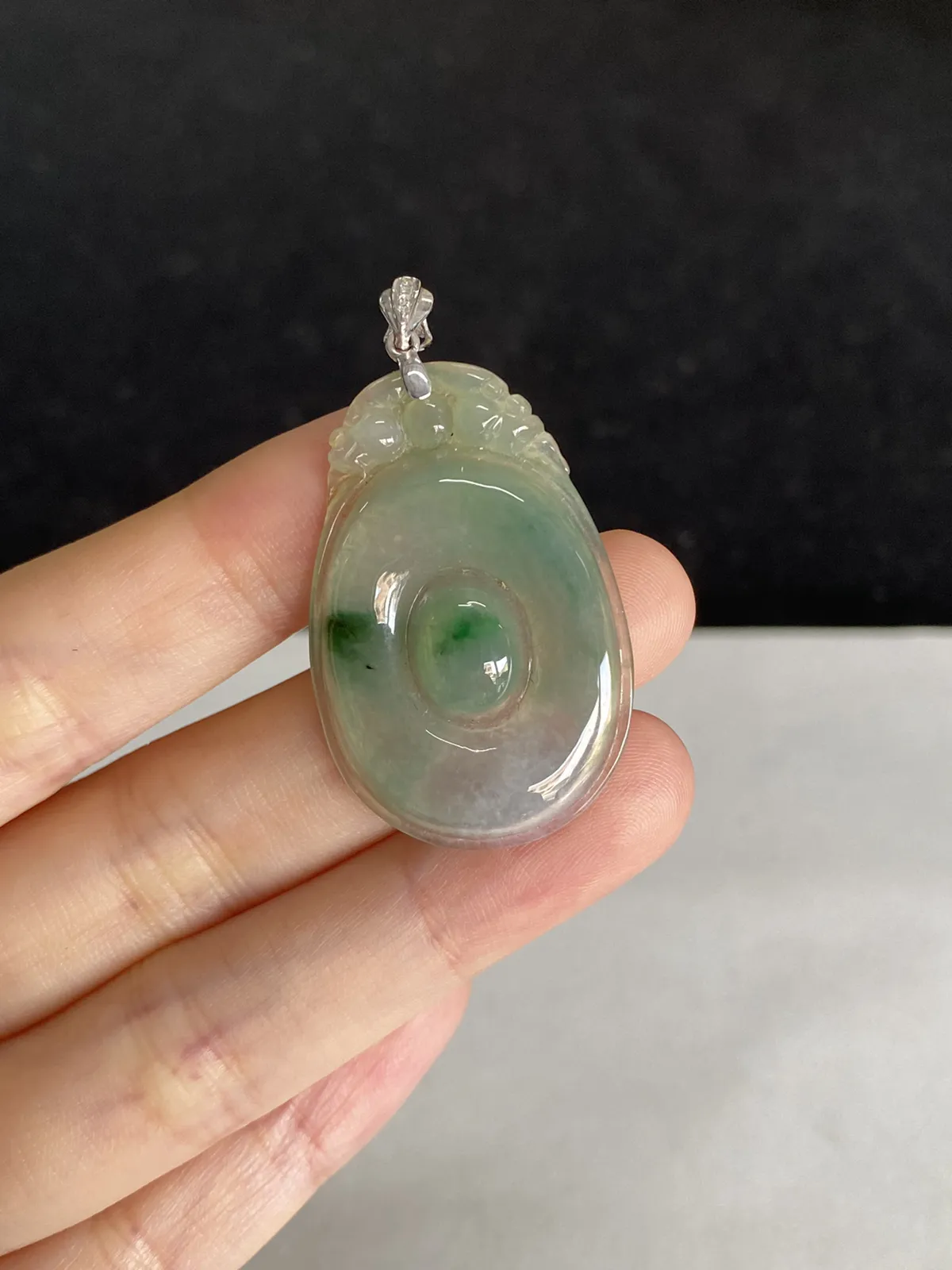 翡翠冰糯种飘绿吊坠，伴钻石