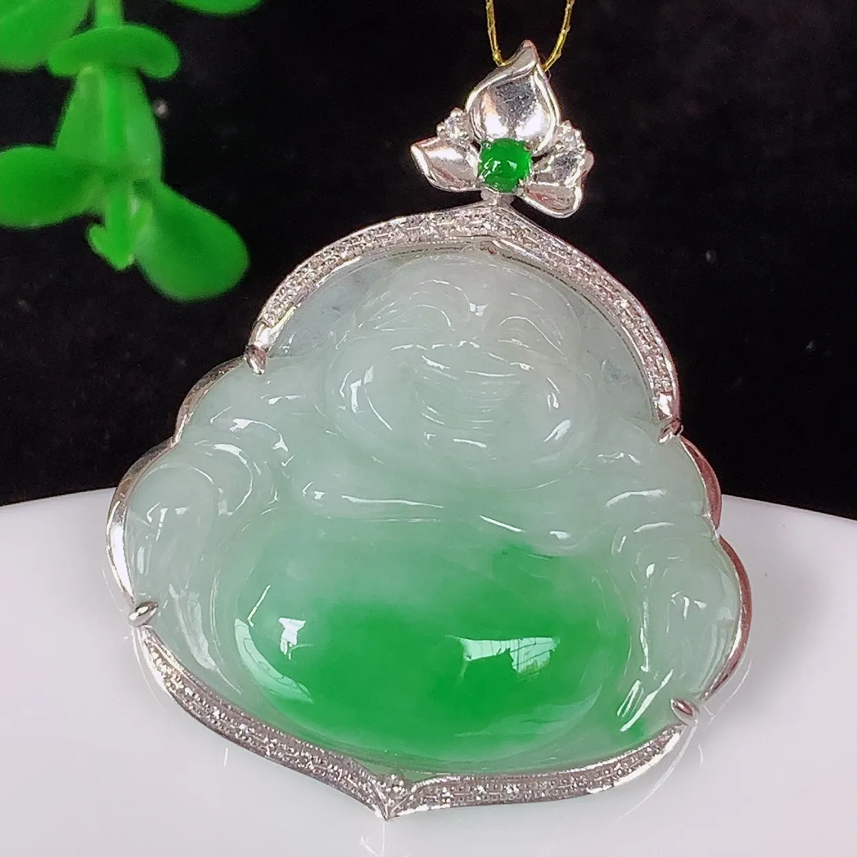 自然光实拍，18K金镶嵌冰糯种飘阳绿翡翠佛公吊坠，冰透饱满， 佛公亦保平安，寓意有福（佛公）相伴，品相佳，配戴优雅迷人！#35.19整体35*29*8裸石22.6*26.8