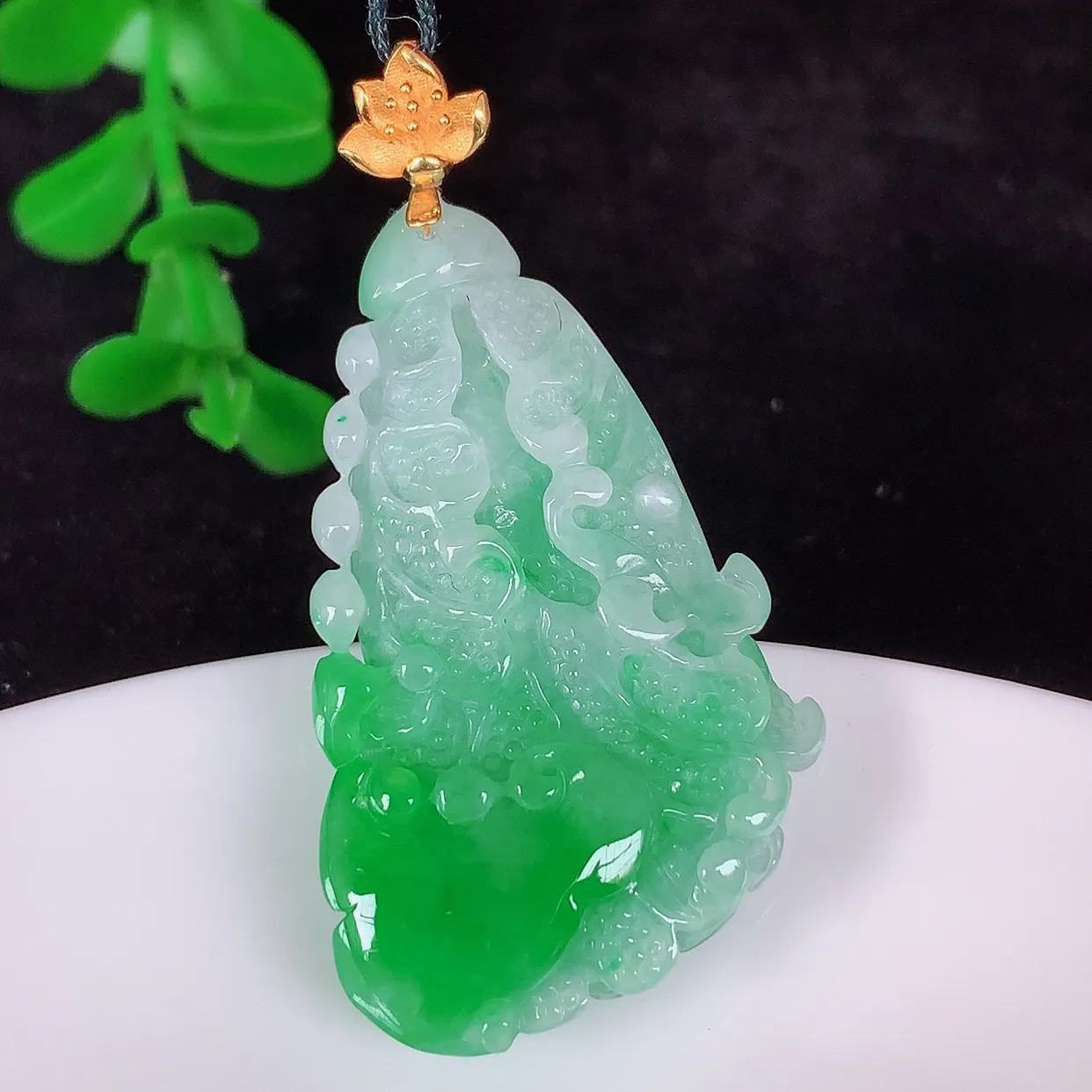 自然光实拍，18K金镶嵌冰润冰糯种飘阳绿翡翠招百财白菜吊坠，百财聚来，财源滚滚，色泽鲜艳，精工水润的白菜，性价比高！#1.19整体44*裸石36*23*9.5