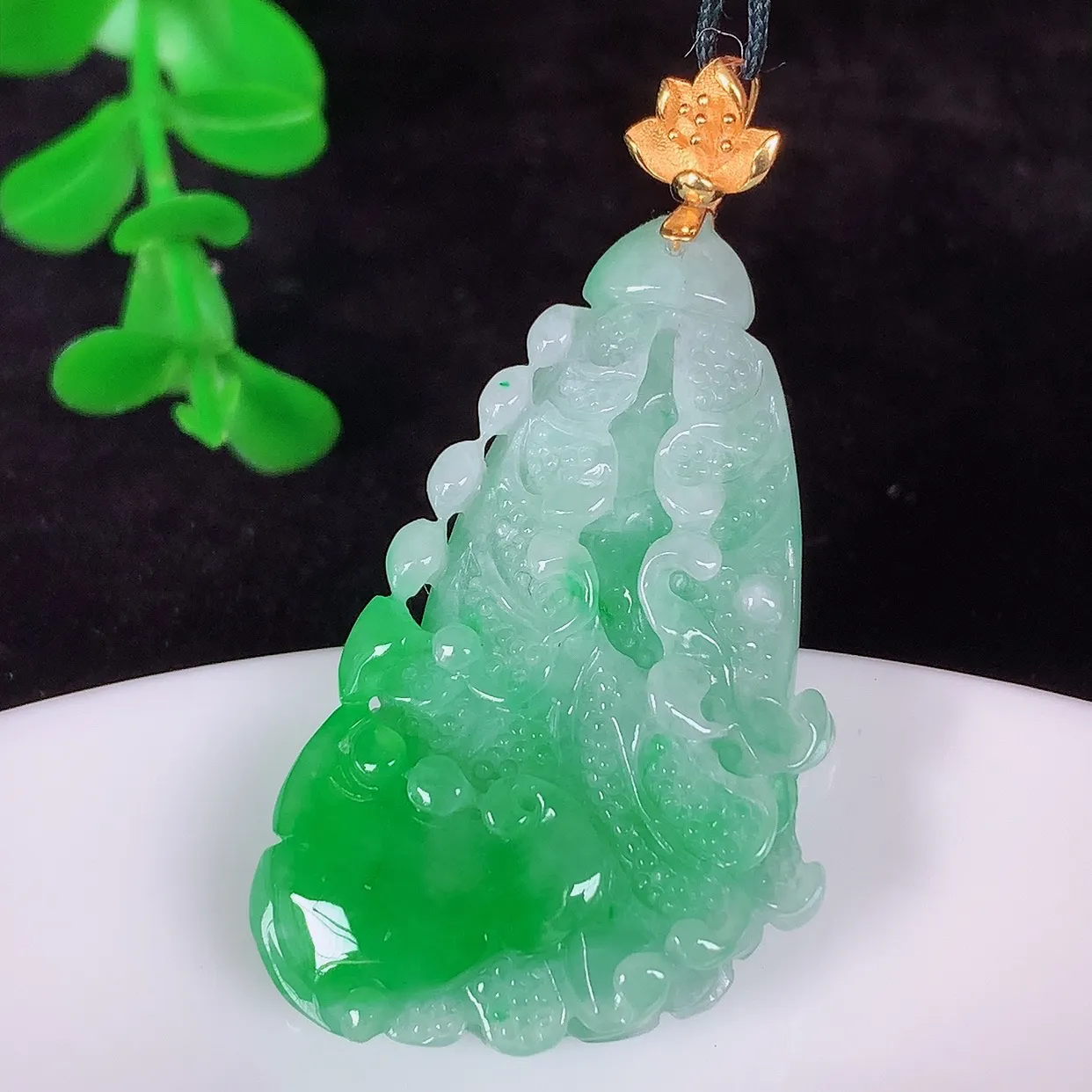 自然光实拍，18K金镶嵌冰润冰糯种飘阳绿翡翠招百财白菜吊坠，百财聚来，财源滚滚，色泽鲜艳，精工水润的白菜，性价比高！#1.19整体44*裸石36*23*9.5