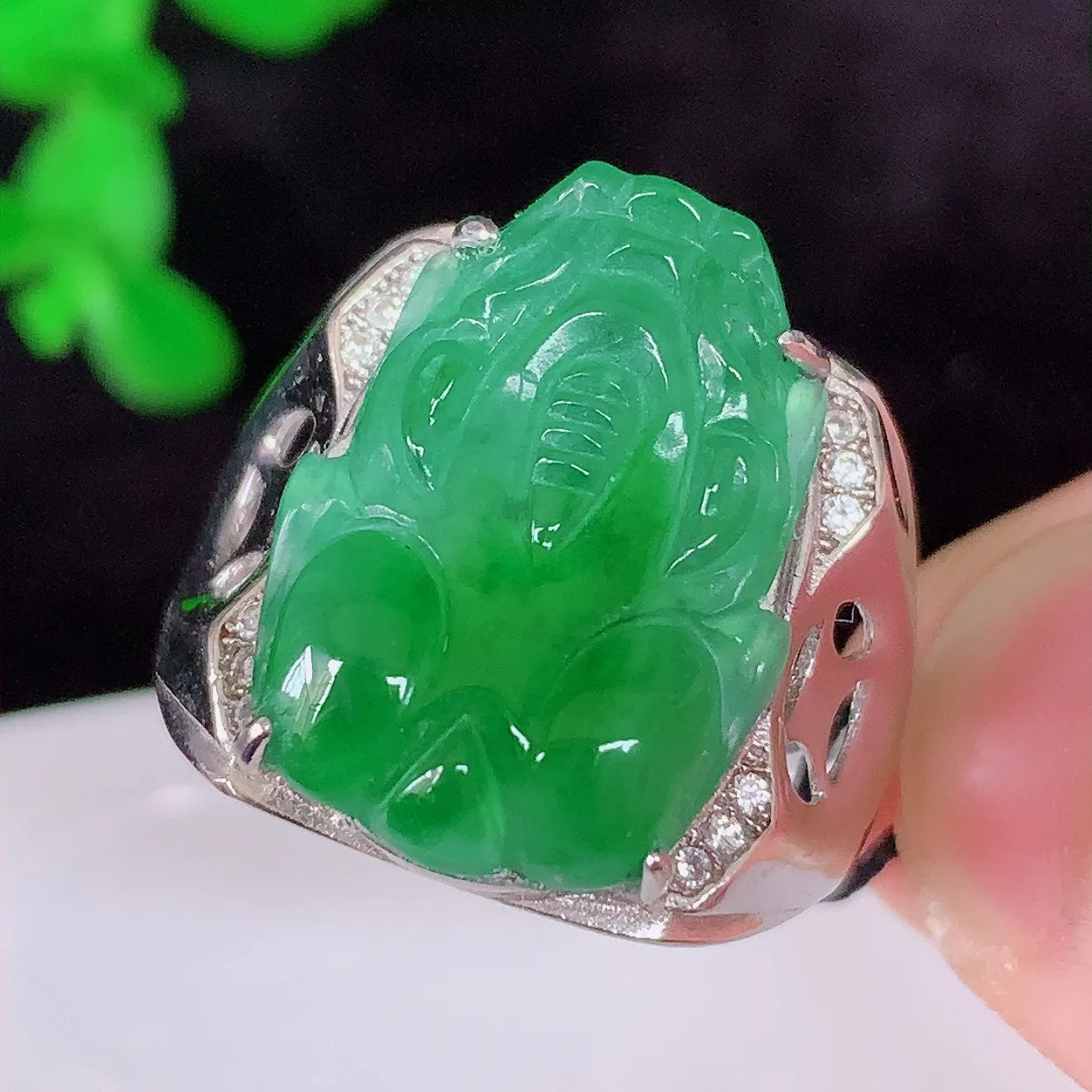 自然光实拍，冰透满绿翡翠925银镶嵌貔貅戒指，自然光实拍，翠色灵动，颜色漂亮，种老水足，品相佳，佩戴佳品！#98.19（圈口可调大小）内径18*整体25.5*6裸石18.5*13