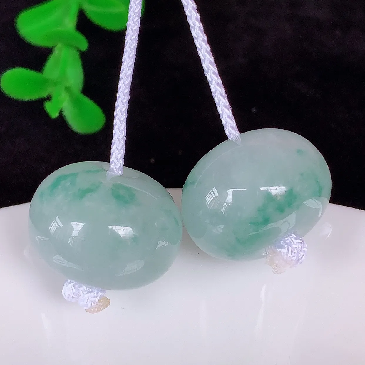 自然光实拍，冰润冰糯种飘花一对平安扣翡翠，翠色灵动，玉质细腻，颜色漂亮，品相佳，佩戴佳品！配银线 #001大17.5*12.5*小17.3*12.2