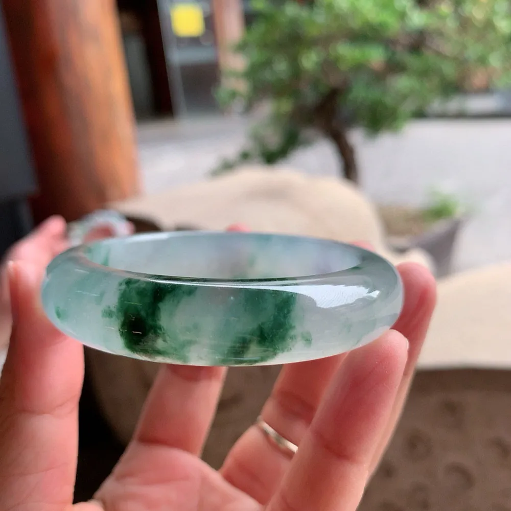 正圈玻璃种飘花  内圈一丝小纹 不影响  尺寸:55.2/13.3/9.2 荧光闪闪 起刚光 高品