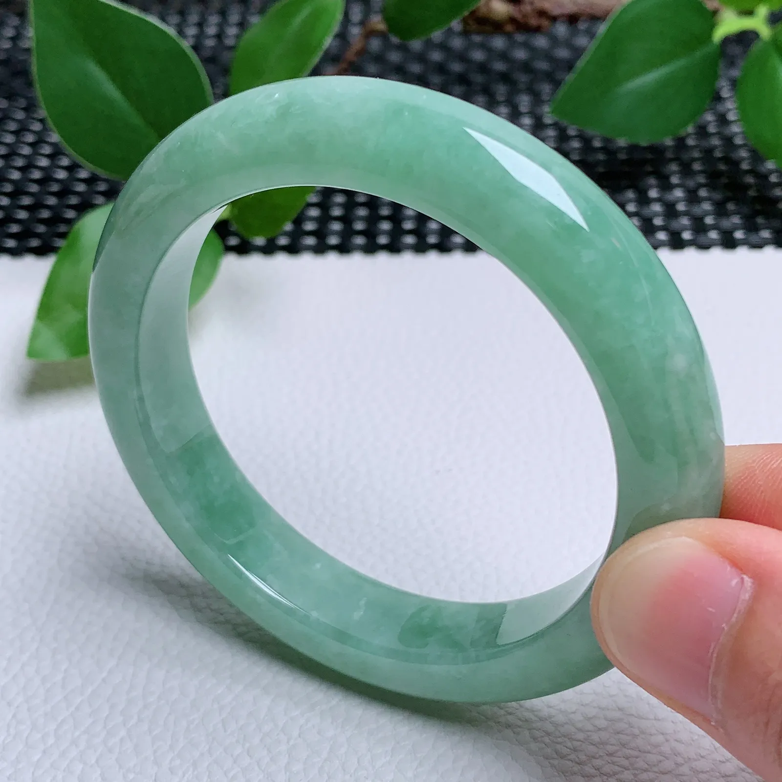 天然翡翠圈口55-56老坑满绿手镯 玉质细腻 种水好 尺寸：55.7-11.6-8.9mm  M77