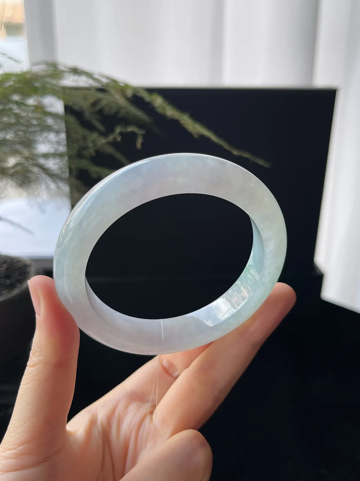 正圈56.8圈口，翡翠冰糯种淡绿色手镯