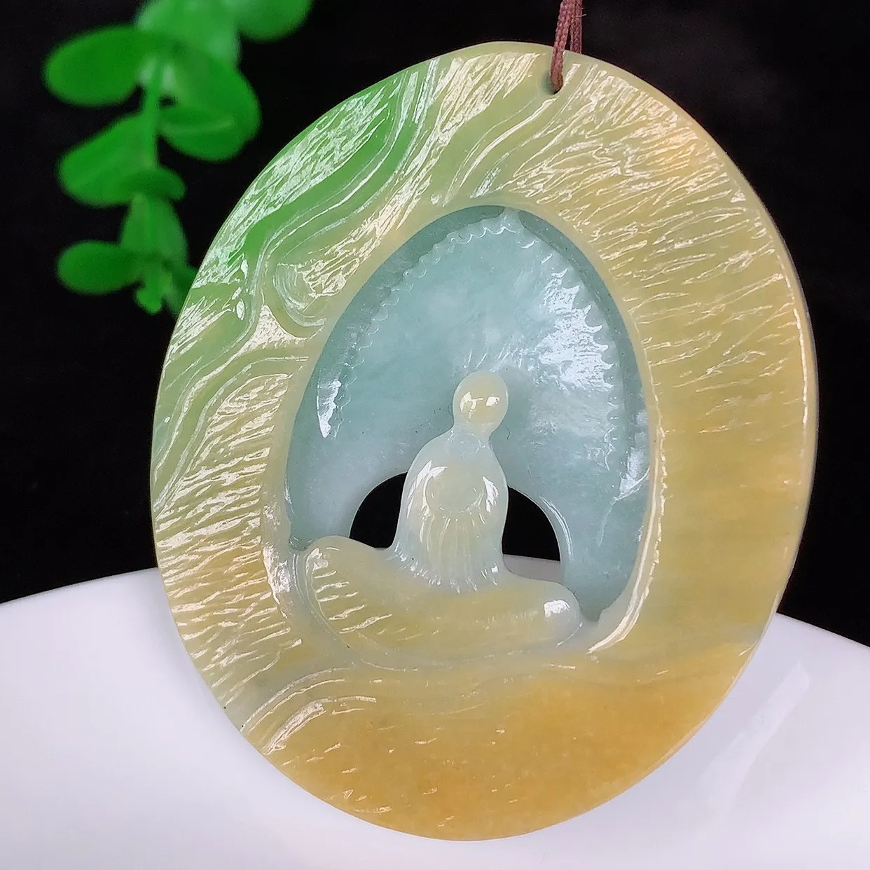 自然光实拍，冰润冰糯种双彩黄加绿翡翠悟道吊坠，翡翠悟道寓意“祥和，安宁，吉祥，幸福”，佩戴效果优雅迷人，性价比超高！#60.17