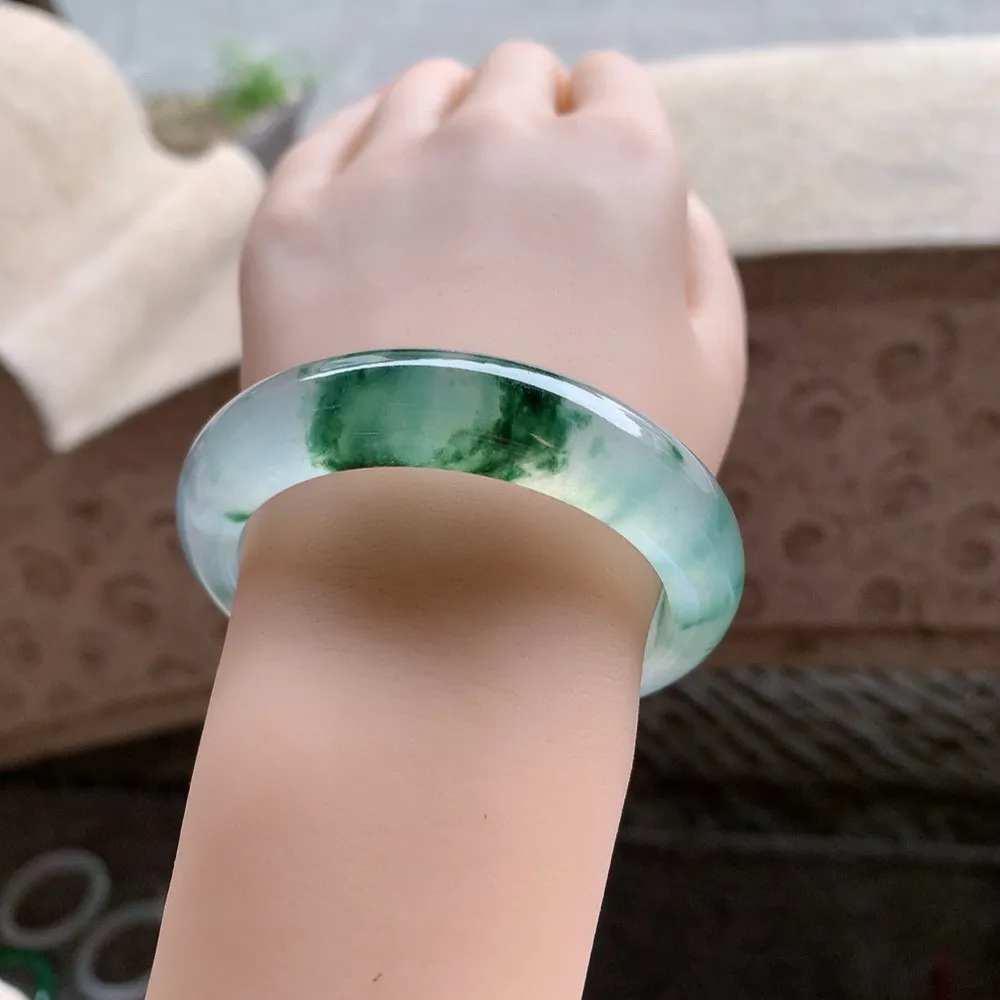 正圈玻璃种飘花  内圈一丝小纹 不影响  尺寸:55.2/13.3/9.2 荧光闪闪 起刚光 高品质