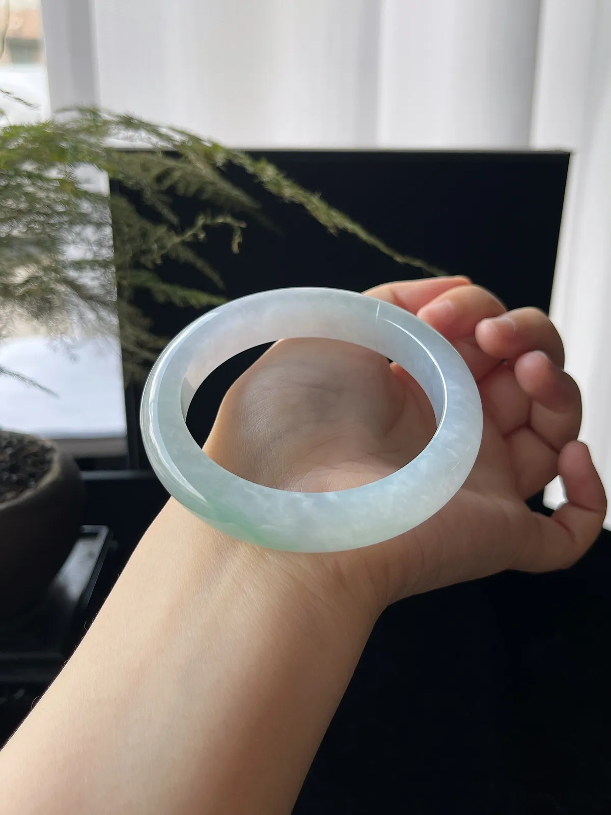 正圈56.8圈口，翡翠冰糯种淡绿色手镯