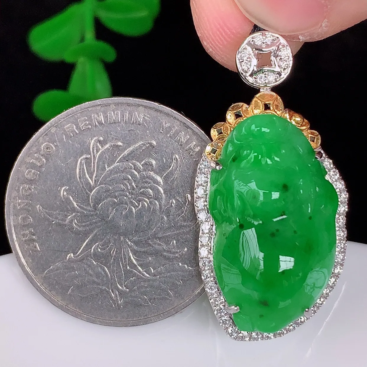 自然光实拍，18k金镶嵌冰润冰糯种阳绿翡翠金蟾吊坠，沁人心脾，精致典雅的设计，为佩戴者，增添色彩，送礼自留都是佳品选择！#1.17整体32*16*9.6裸石22*13