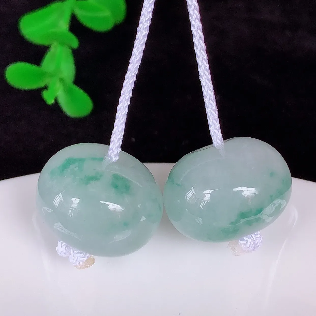 自然光实拍，冰润冰糯种飘花一对平安扣翡翠，翠色灵动，玉质细腻，颜色漂亮，品相佳，佩戴佳品！配银线 #