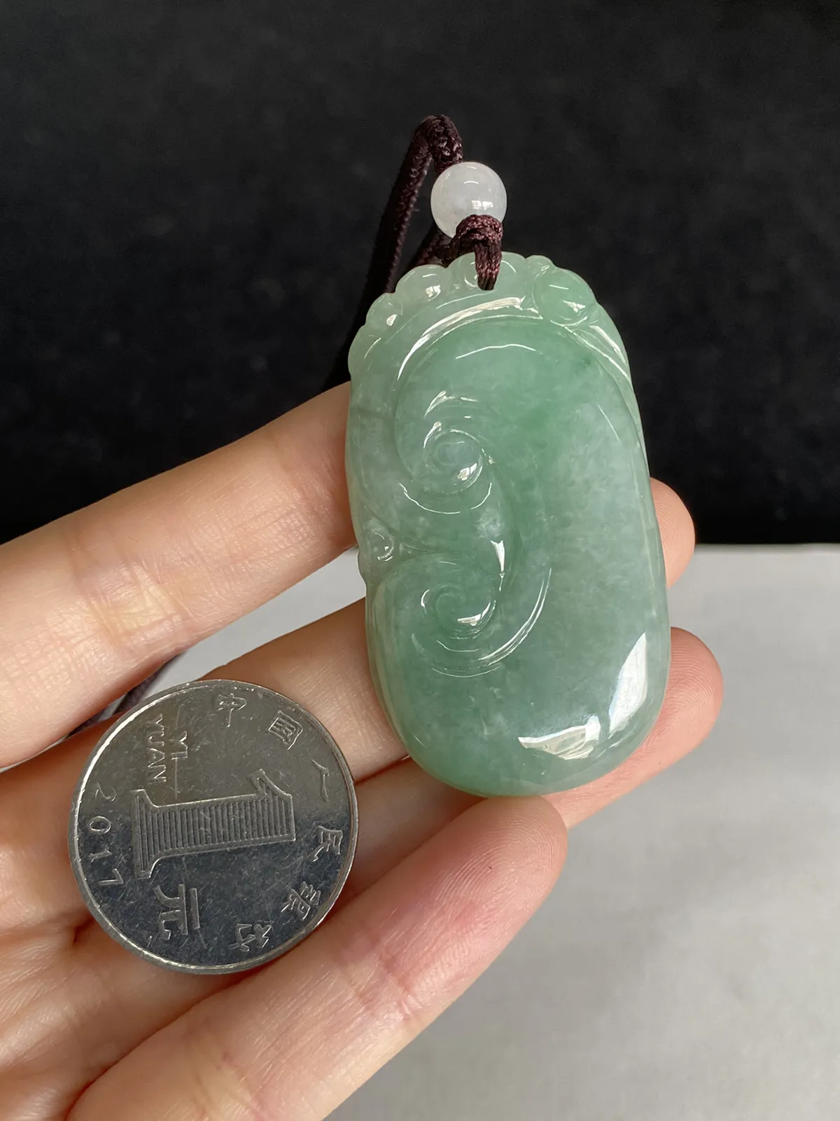 翡翠糯化种淡绿色如意，配珠未测