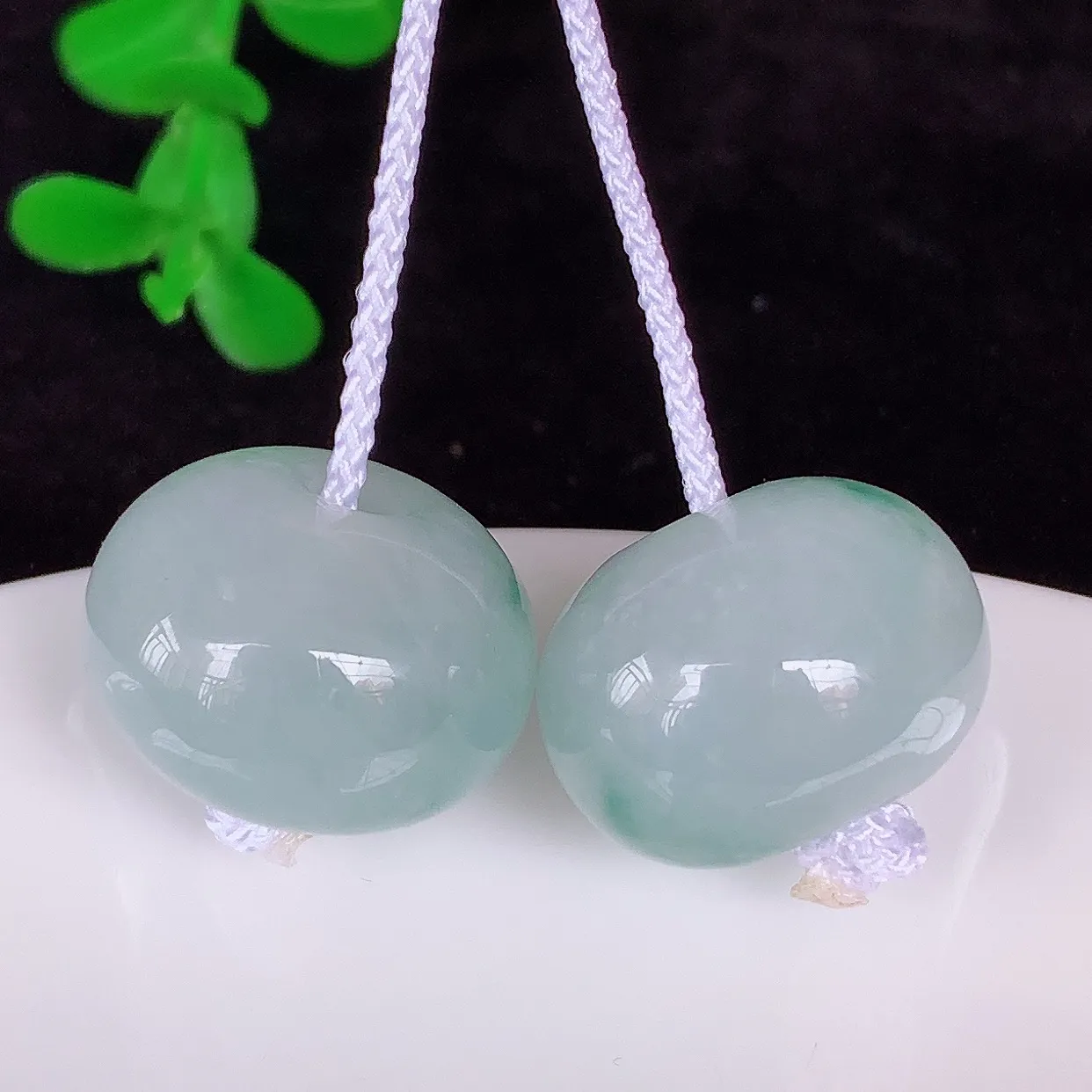 自然光实拍，冰润冰糯种飘花一对平安扣翡翠，翠色灵动，玉质细腻，颜色漂亮，品相佳，佩戴佳品！配银线 #001大17.5*12.5*小17.3*12.2