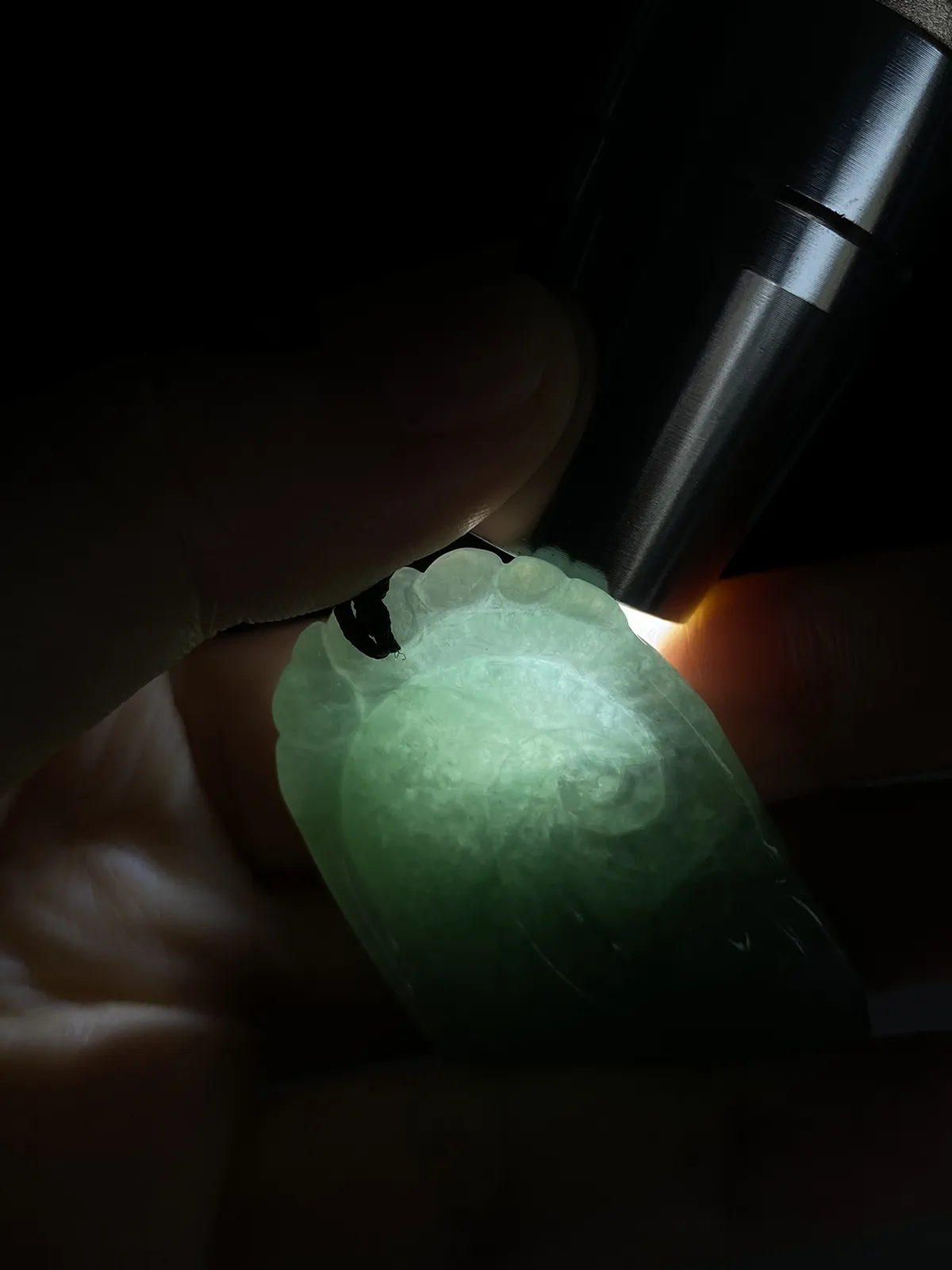 翡翠糯化种淡绿色如意，配珠未测