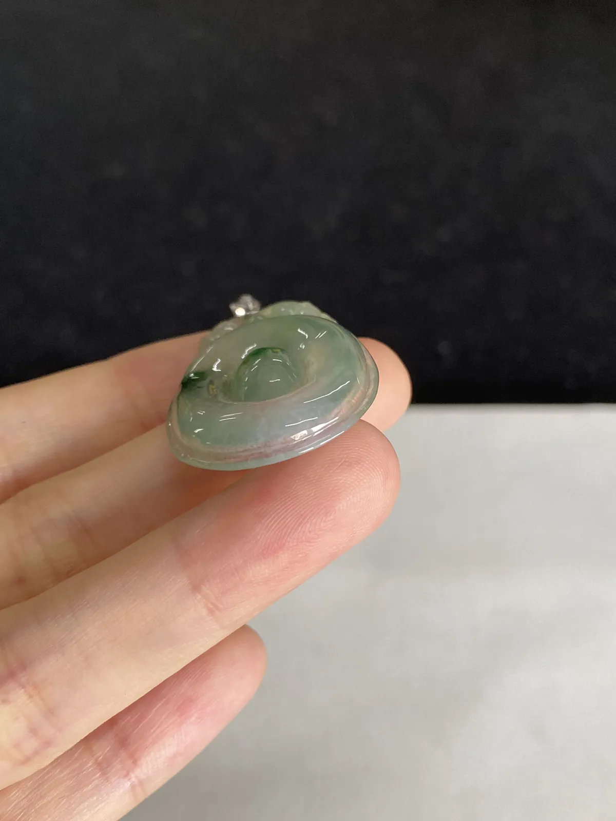 翡翠冰糯种飘绿吊坠，伴钻石