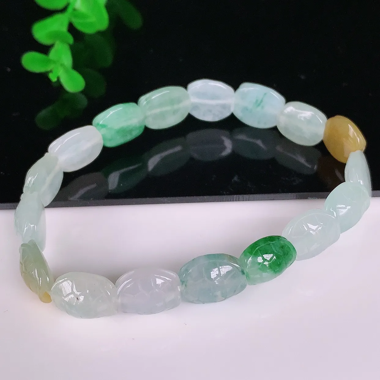自然光实拍，冰润冰种三彩翡翠龟壳手串手链，富甲一方，种老水足，冰清玉润  颜色漂亮  #46.17取一尺寸12*10.5*5.5mm