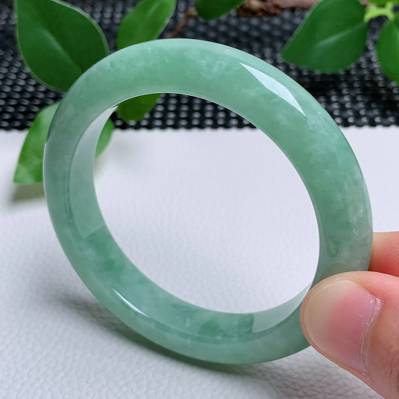 天然翡翠圈口55-56老坑满绿手镯 玉质细腻 种水好 尺寸：55.7-11.6-8.9mm  M77