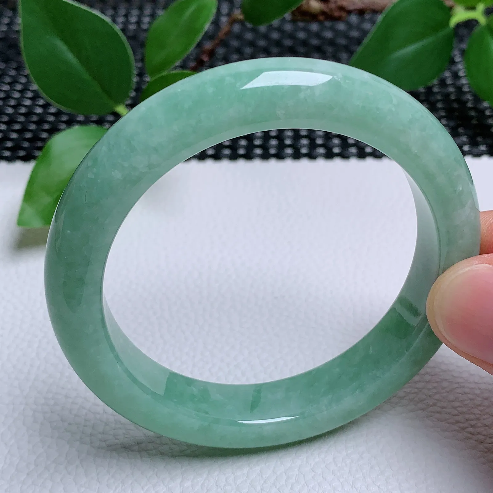 天然翡翠圈口55-56老坑满绿手镯 玉质细腻 种水好 尺寸：55.7-11.6-8.9mm  M77