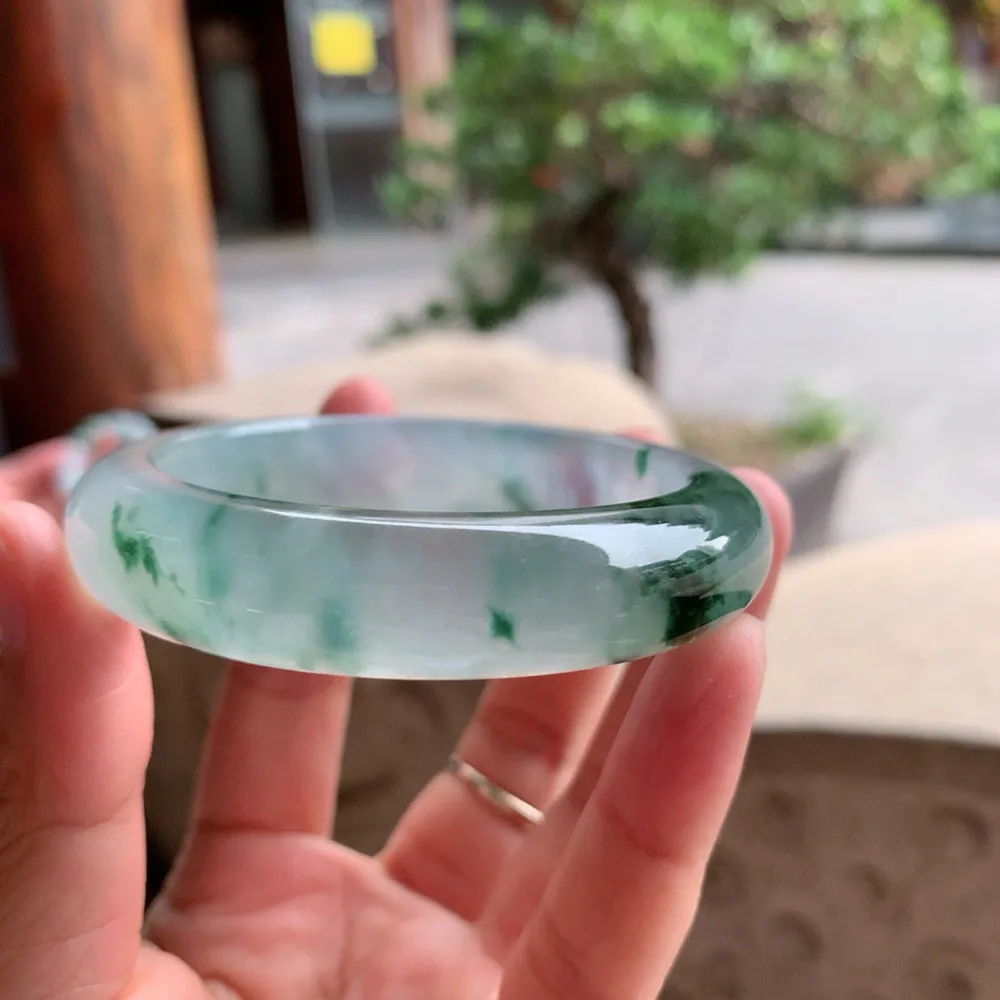 正圈玻璃种飘花  内圈一丝小纹 不影响  尺寸:55.2/13.3/9.2 荧光闪闪 起刚光 高品质