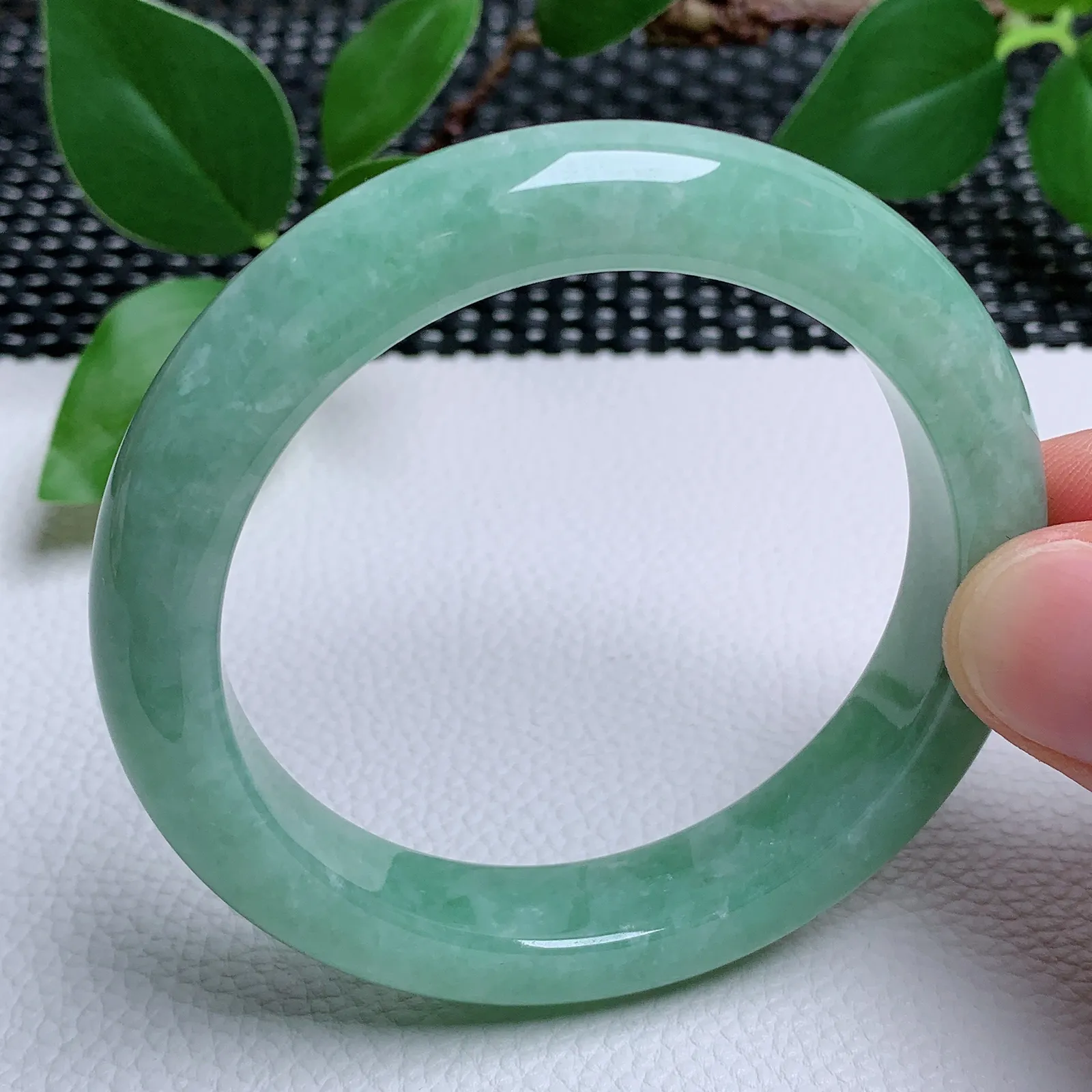 天然翡翠圈口55-56老坑满绿手镯 玉质细腻 种水好 尺寸：55.7-11.6-8.9mm  M77