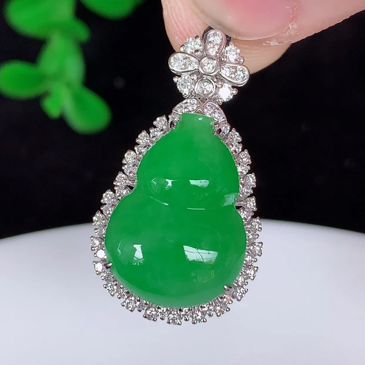 自然光实拍，18K金镶嵌冰润冰糯种满绿翡翠葫芦吊坠，翡翠葫芦，寓意福禄双全，财源滚滚，佩戴效果优雅迷人！#99.19整体25*14.5*9裸石16*11.5
