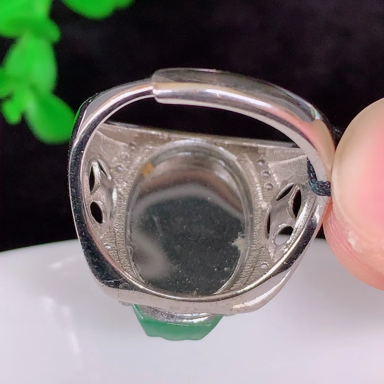 自然光实拍，冰透满绿翡翠925银镶嵌貔貅戒指，自然光实拍，翠色灵动，颜色漂亮，种老水足，品相佳，佩戴佳品！#98.19（圈口可调大小）内径18*整体25.5*6裸石18.5*13