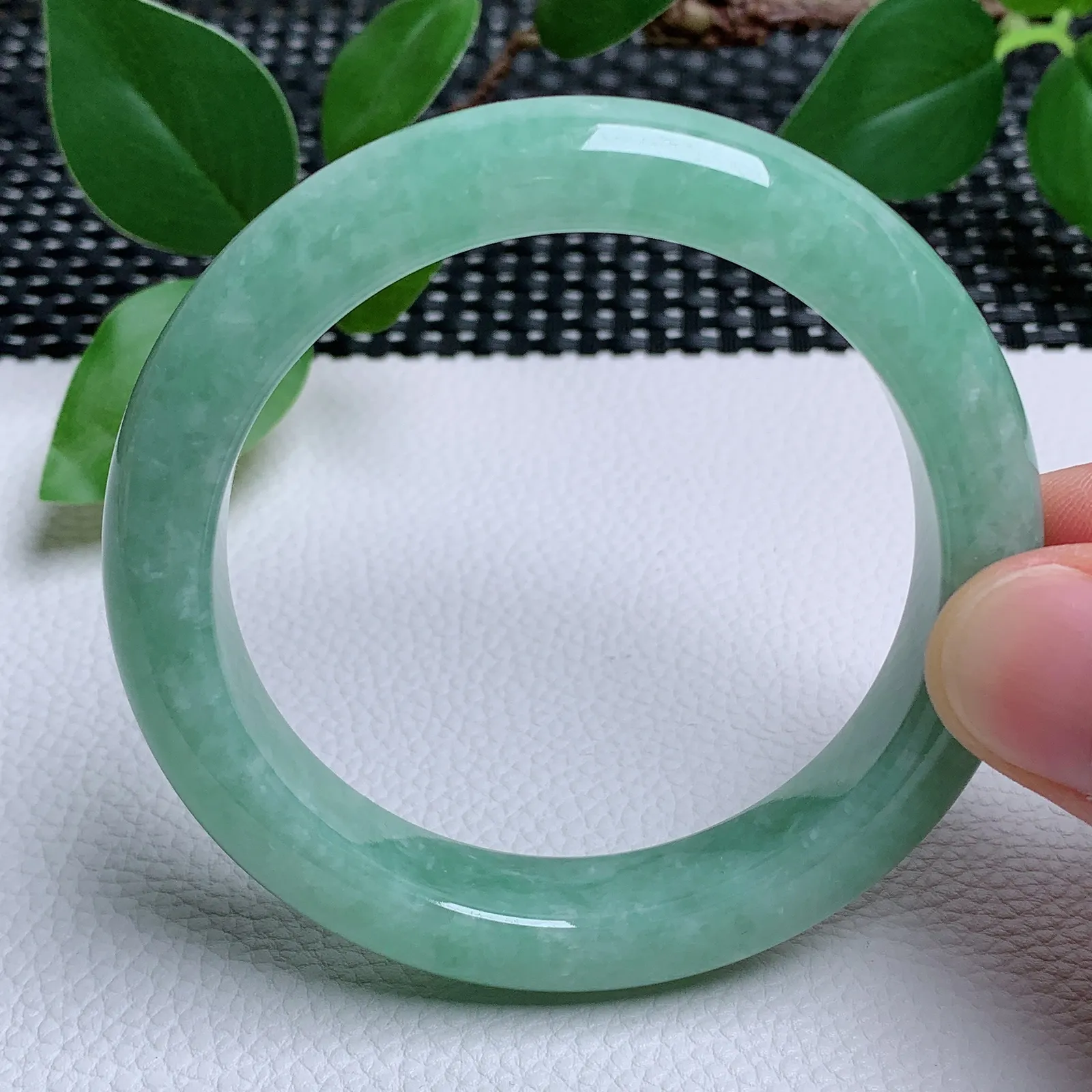 天然翡翠圈口55-56老坑满绿手镯 玉质细腻 种水好 尺寸：55.7-11.6-8.9mm  M77